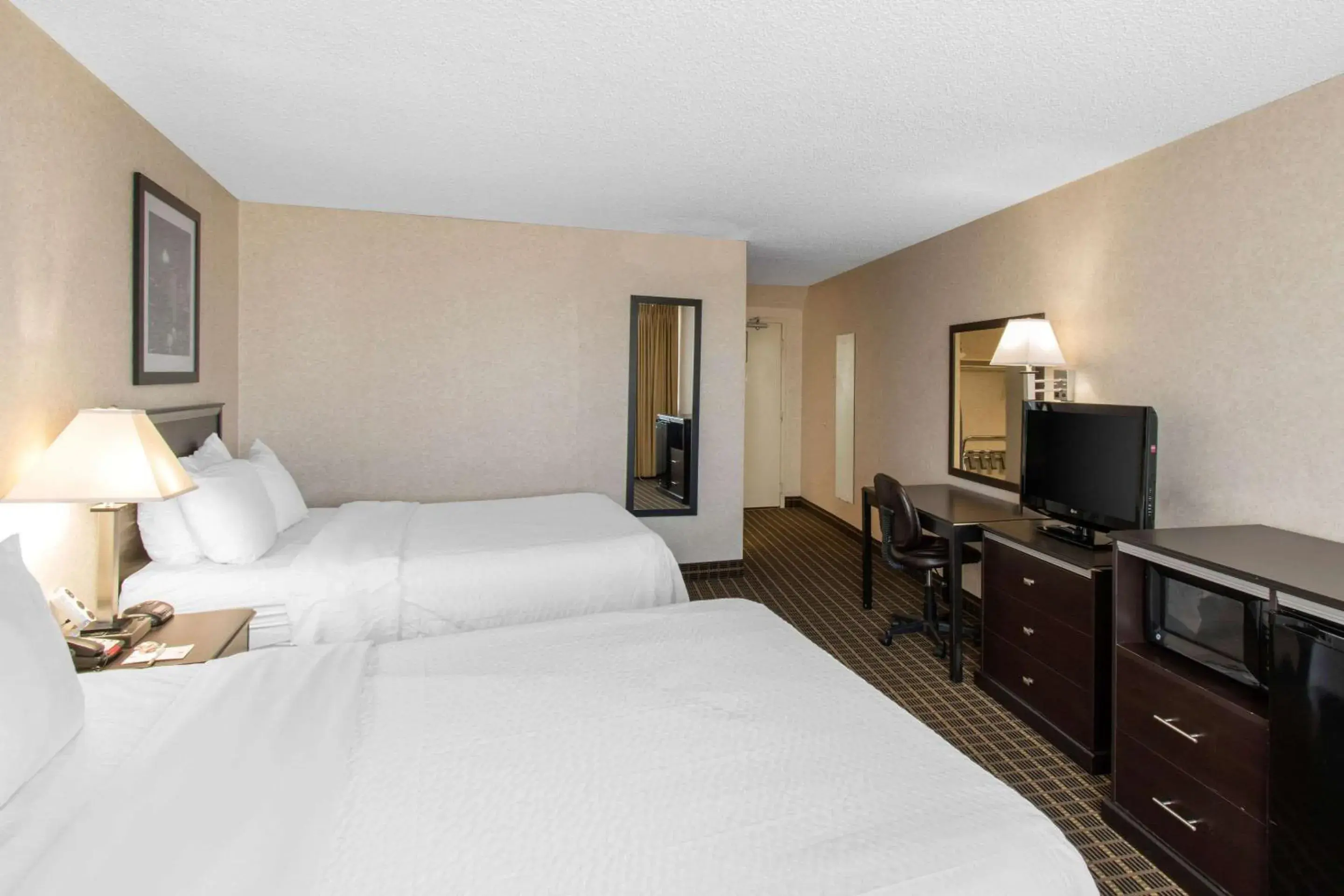 Bedroom, TV/Entertainment Center in Clarion Hotel Denver Central