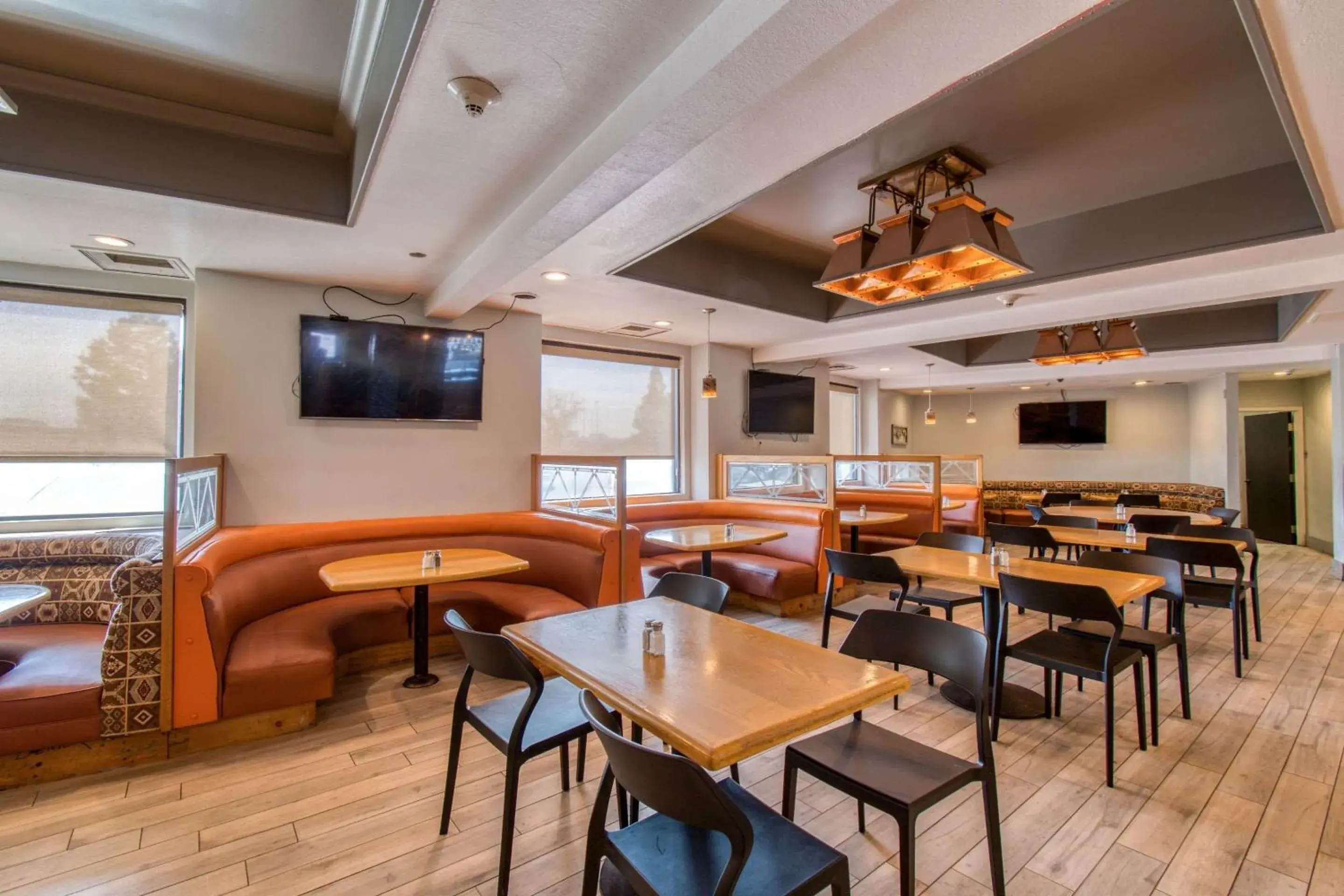 Restaurant/places to eat, Lounge/Bar in Clarion Hotel Denver Central