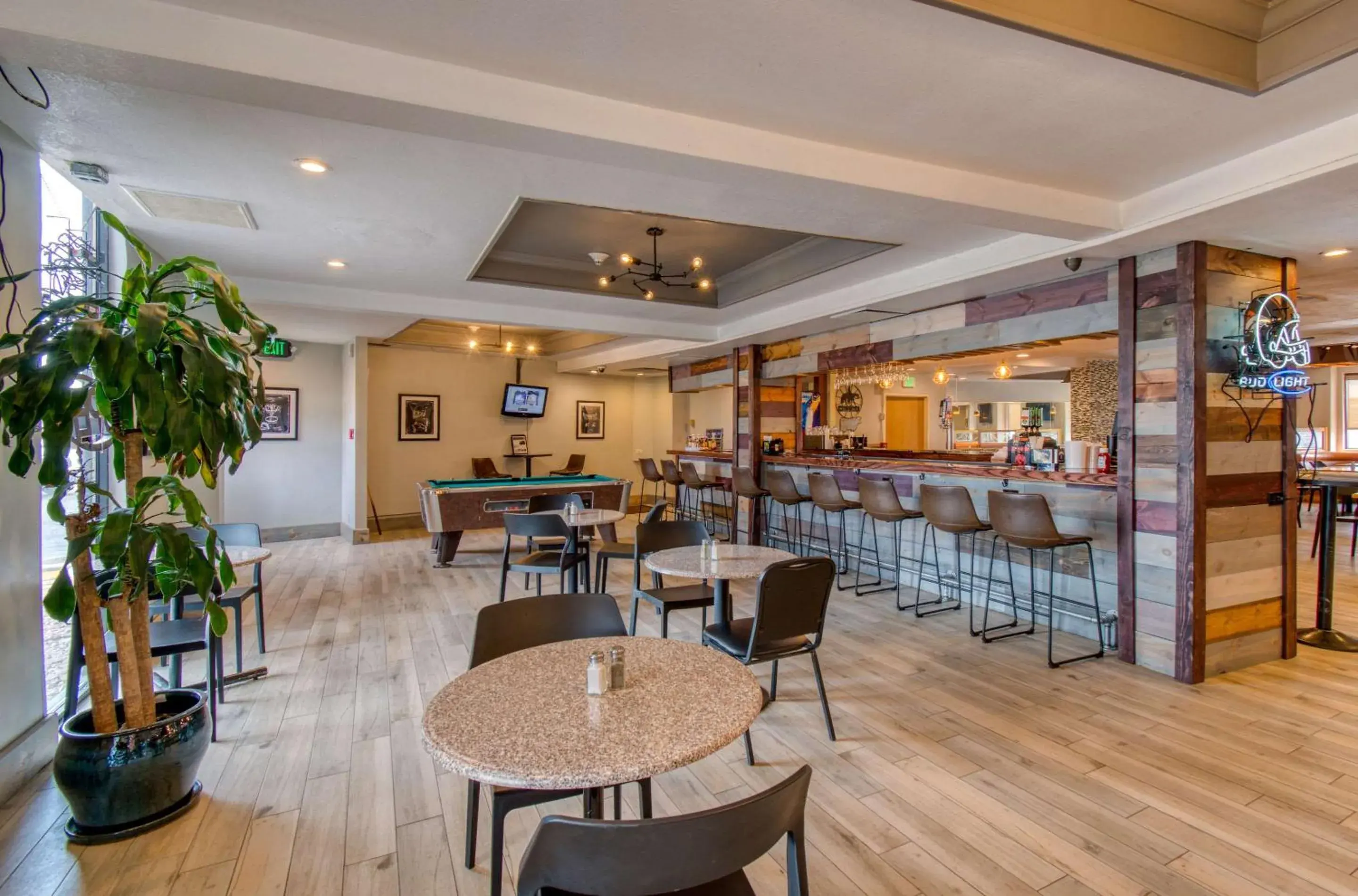 Lounge or bar, Restaurant/Places to Eat in Clarion Hotel Denver Central