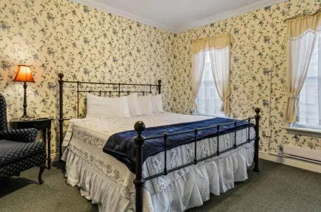 Bed in The Pines Inn Bed in The Pines Inn