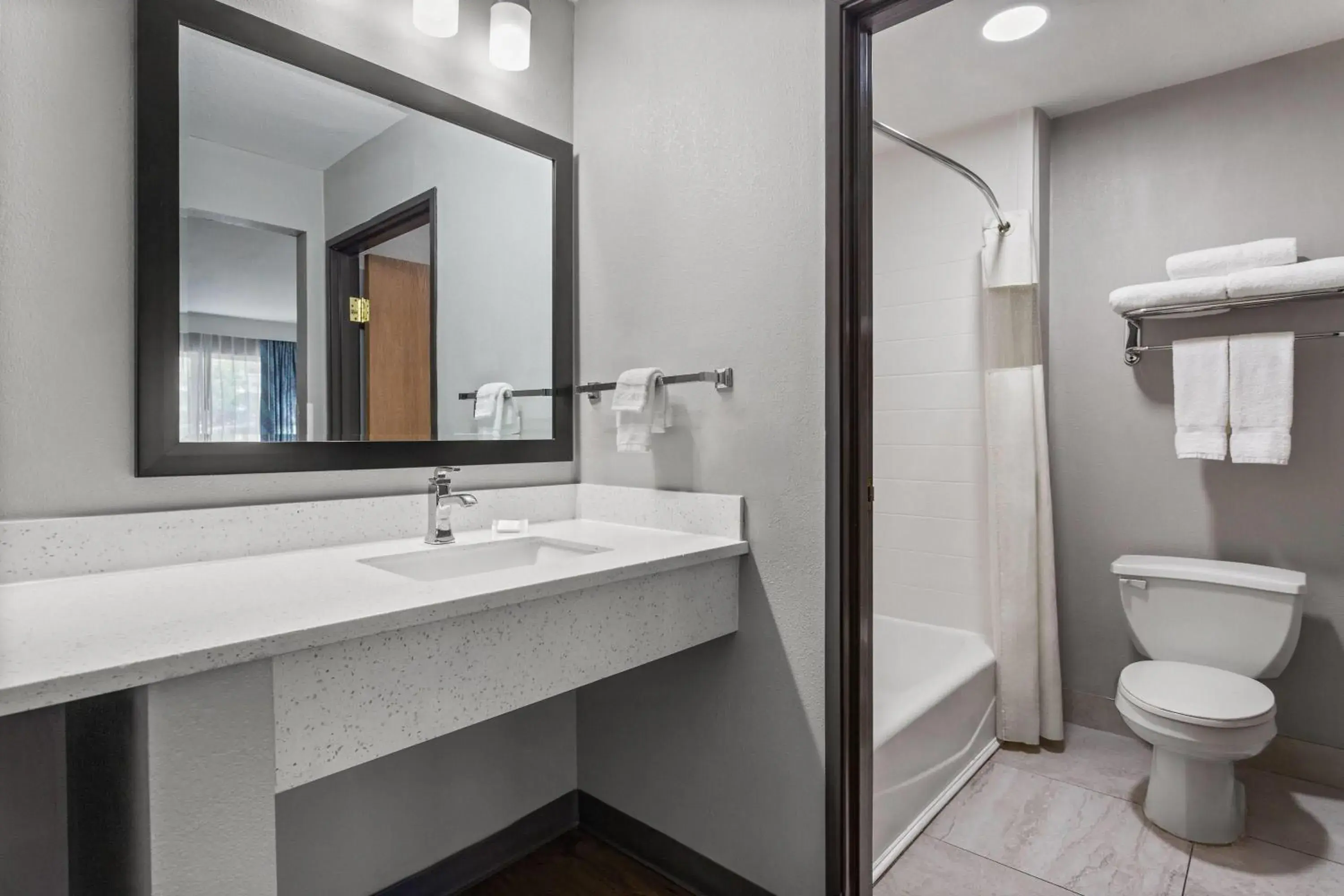 King Room- Non-Smoking in Days Inn by Wyndham Phoenix West King Room- Non-Smoking in Days Inn by Wyndham Phoenix West