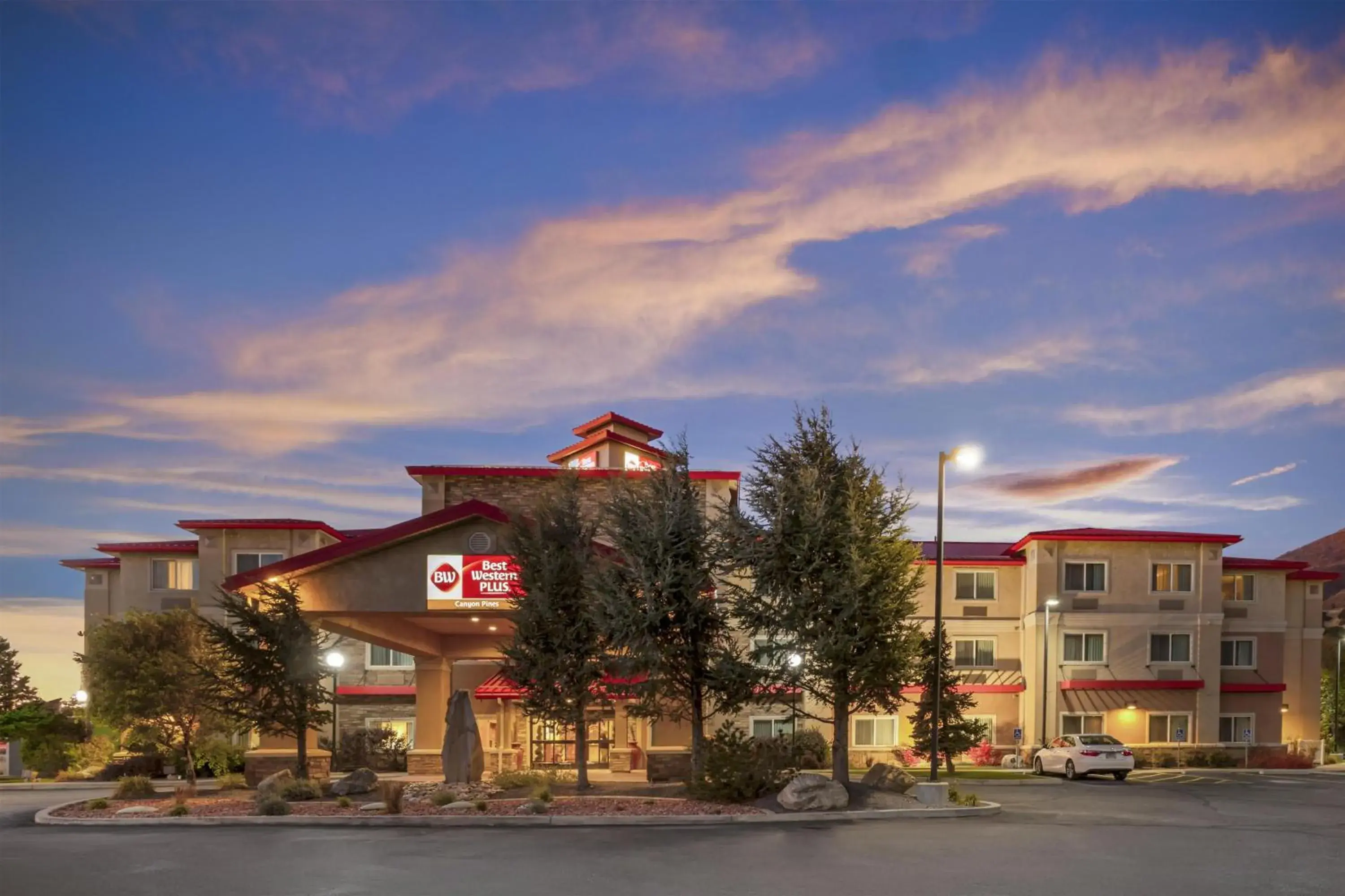 Property building in Best Western Plus Canyon Pines Property building in Best Western Plus Canyon Pines