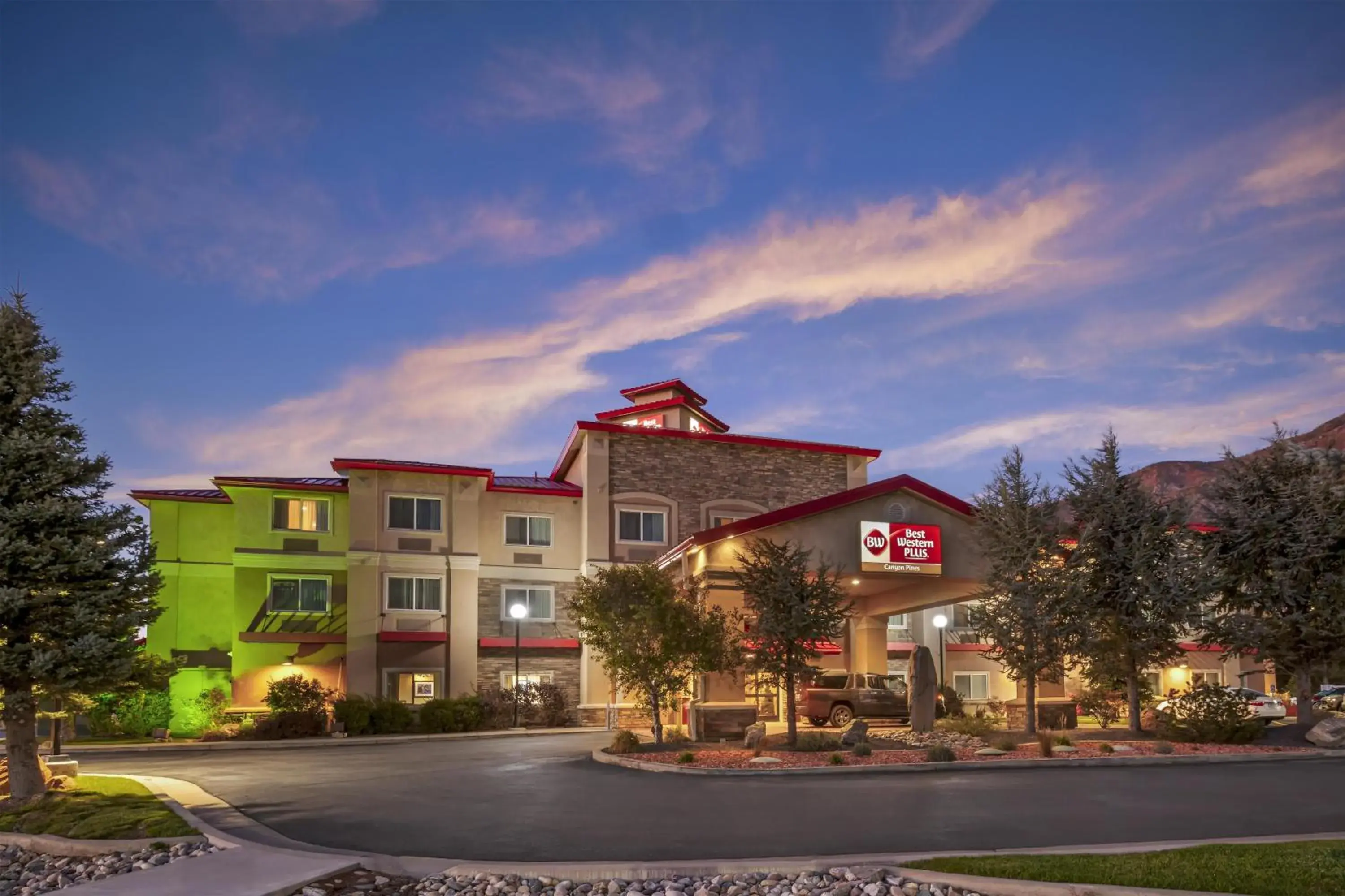 Property building in Best Western Plus Canyon Pines Property building in Best Western Plus Canyon Pines
