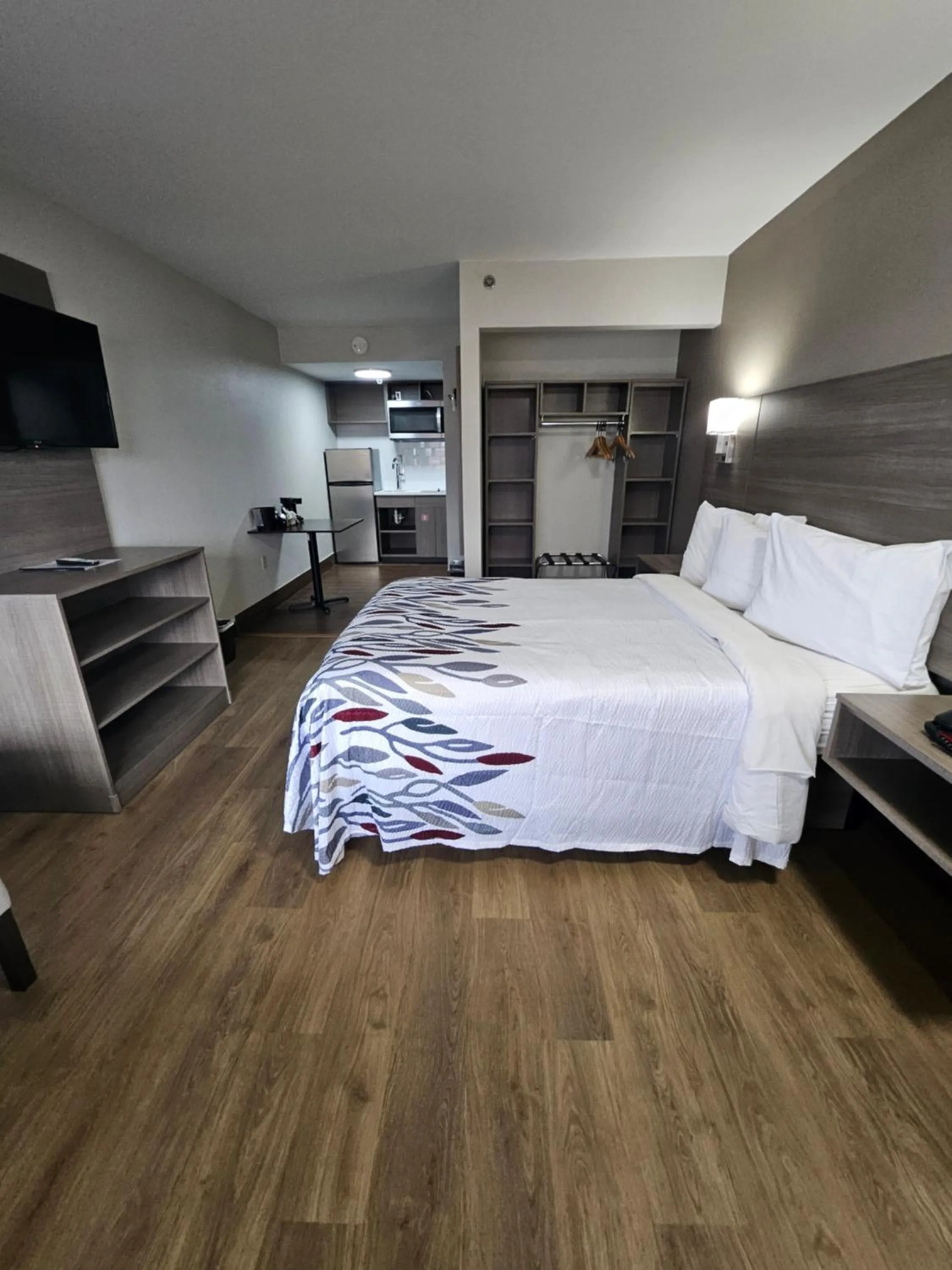 Kitchen or kitchenette, Bed in Red Roof Inn & Suites Marysville