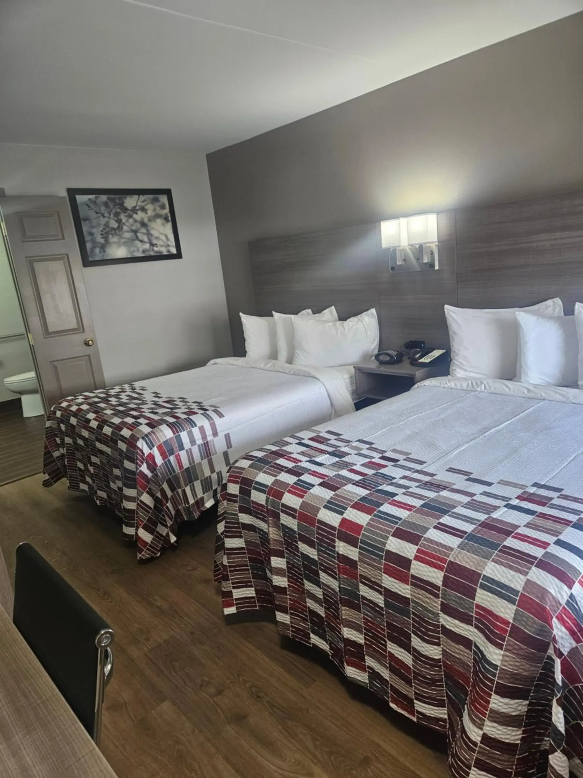 Guests, Bed in Red Roof Inn & Suites Marysville Guests, Bed in Red Roof Inn & Suites Marysville