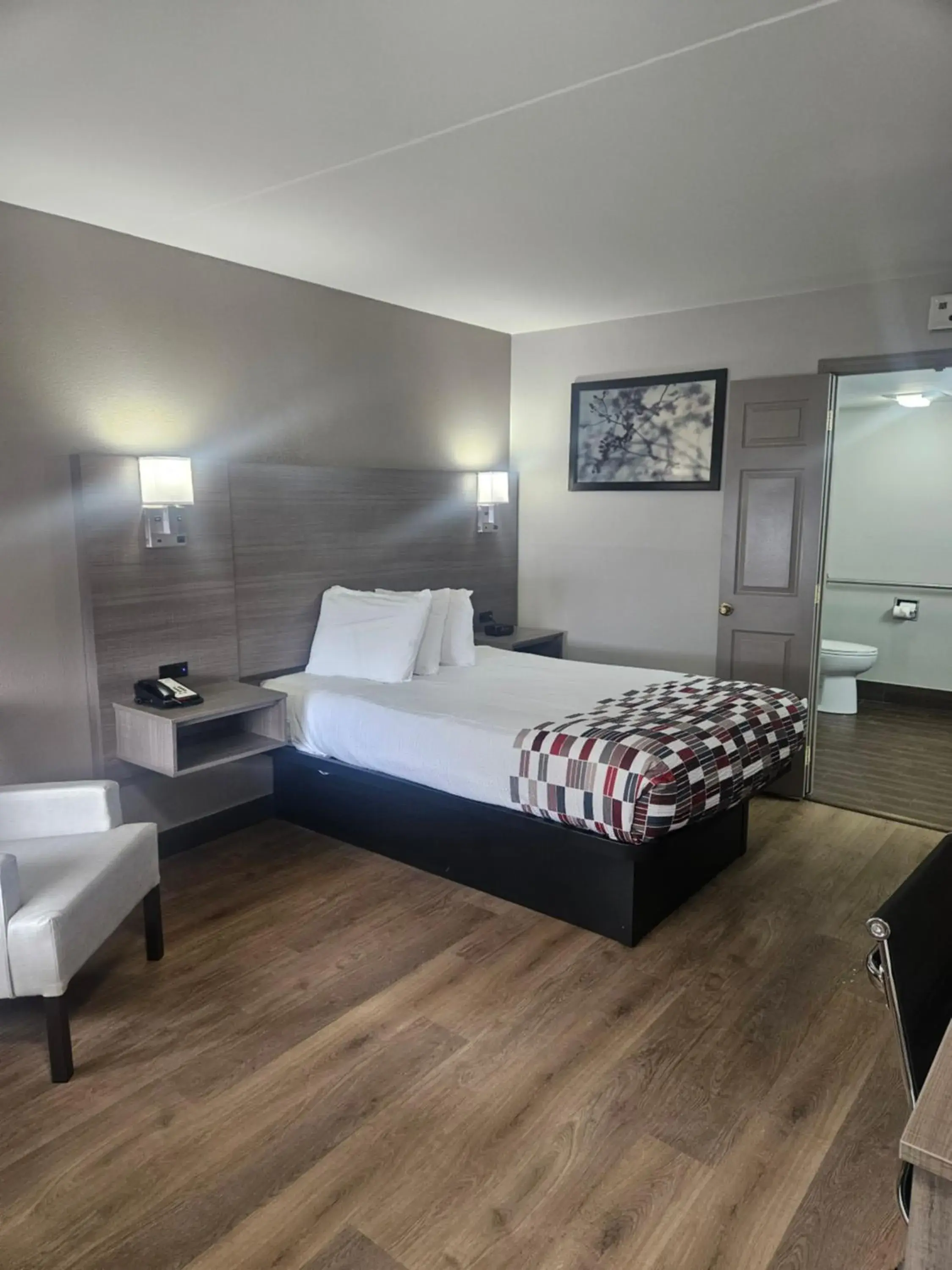 Guests, Bed in Red Roof Inn & Suites Marysville Guests, Bed in Red Roof Inn & Suites Marysville