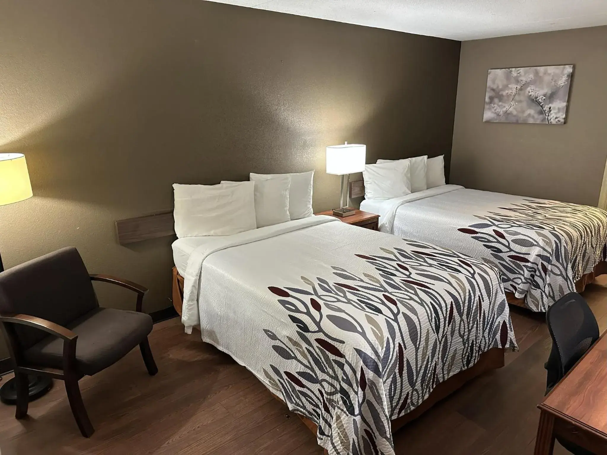 Photo of the whole room, Bed in Red Roof Inn & Suites Marysville Photo of the whole room, Bed in Red Roof Inn & Suites Marysville