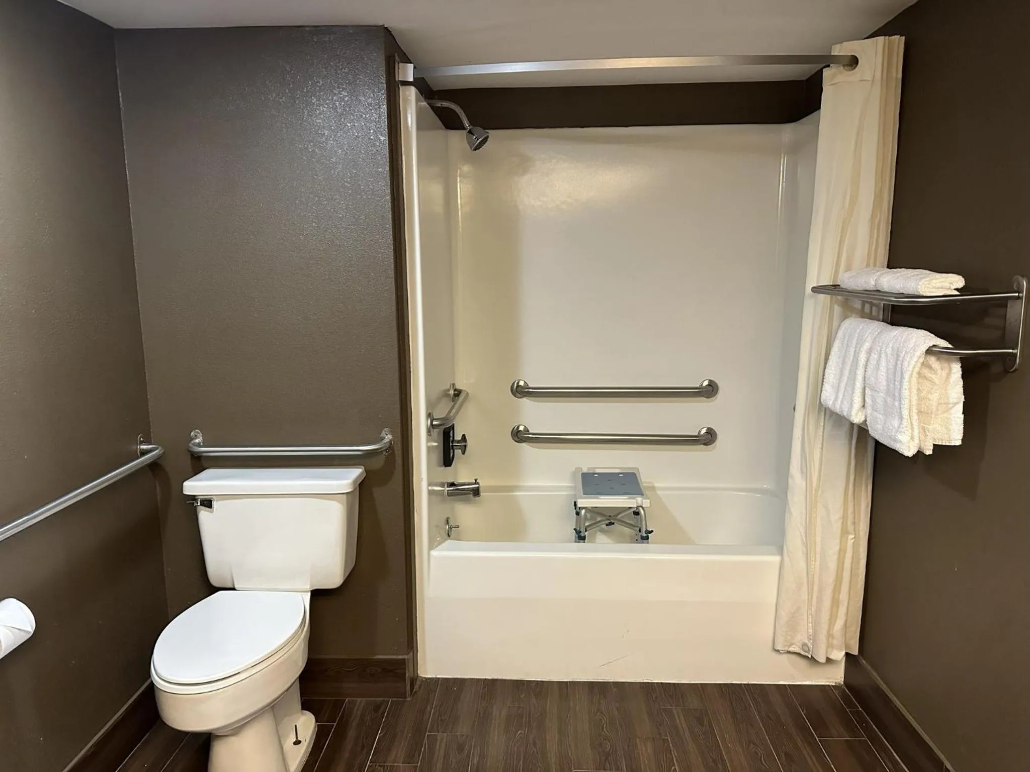 Bathroom in Red Roof Inn & Suites Marysville