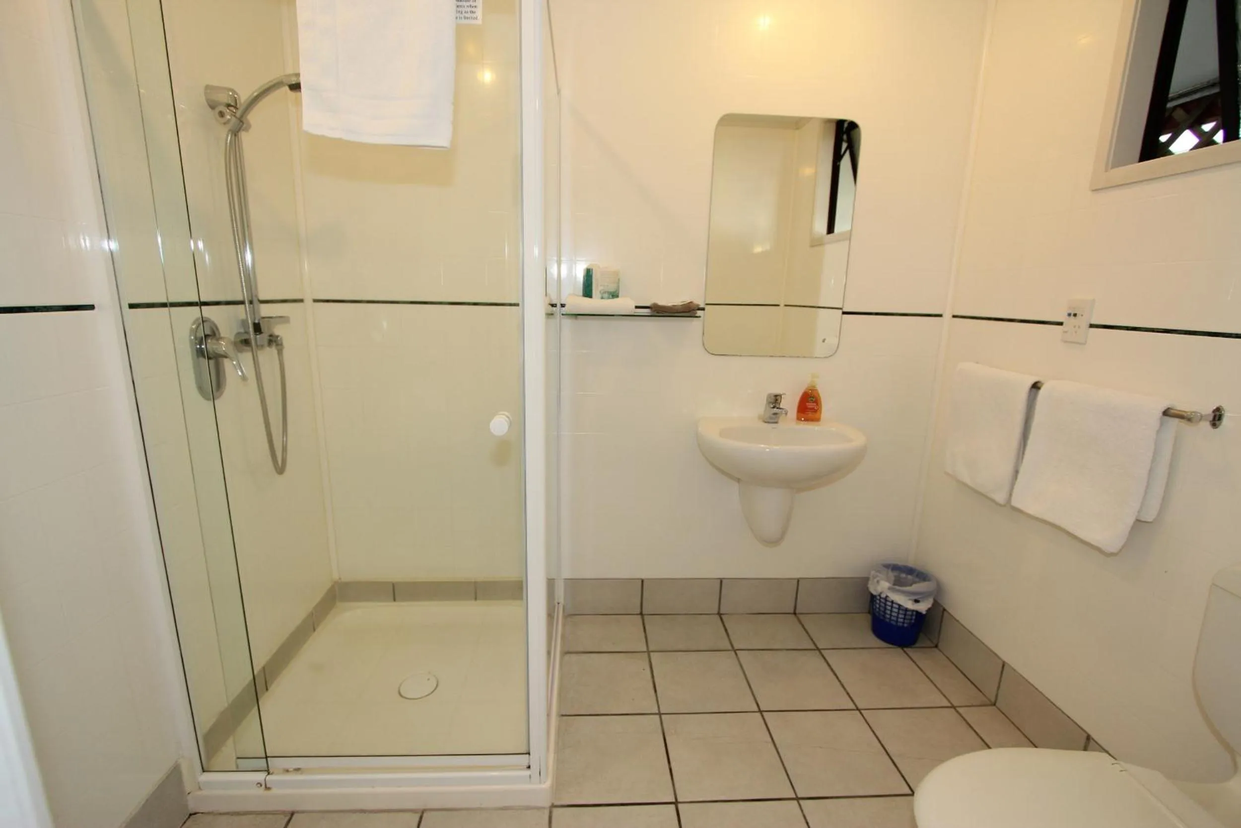 Bathroom in Walton Park Motor Lodge