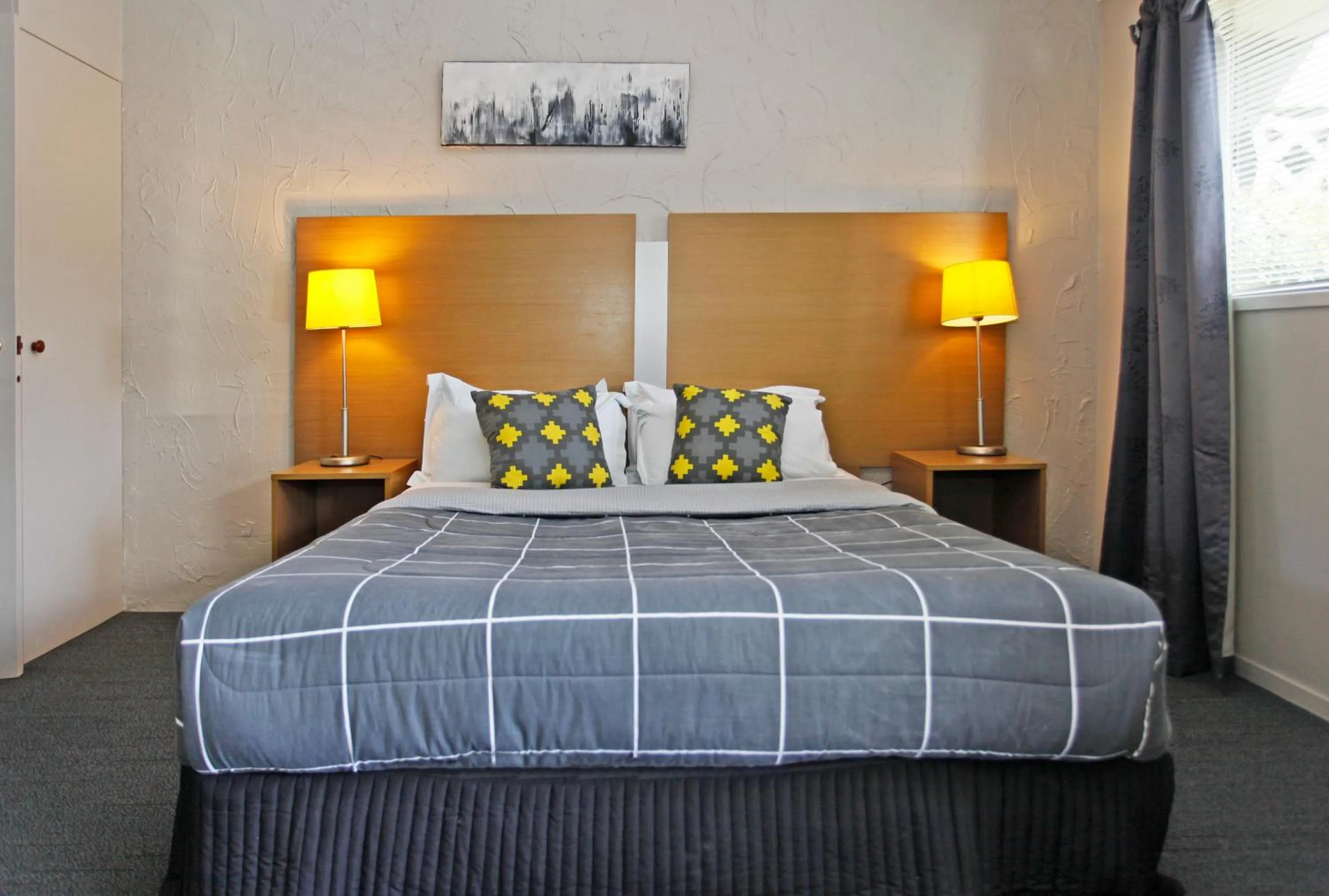 Bedroom, Bed in Walton Park Motor Lodge