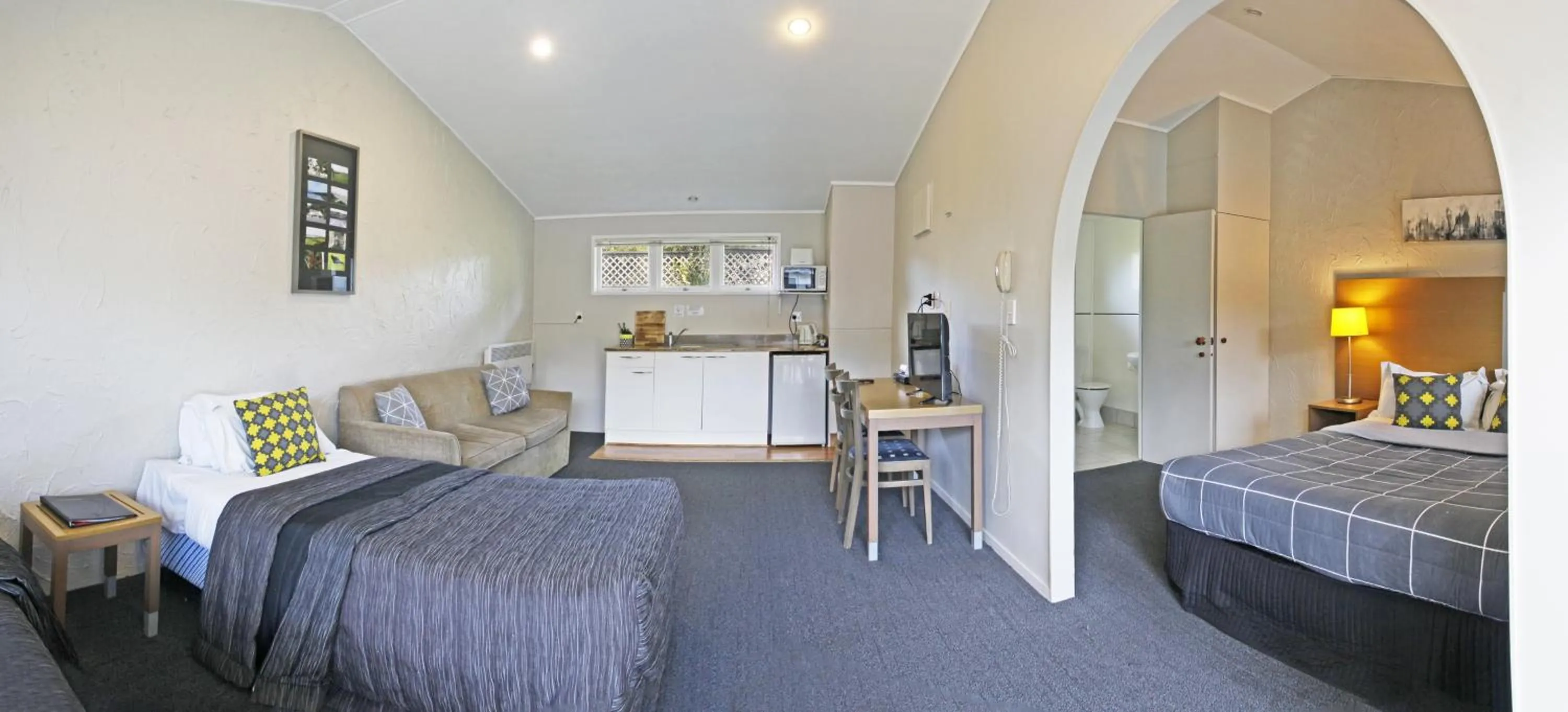 Photo of the whole room, Bed in Walton Park Motor Lodge