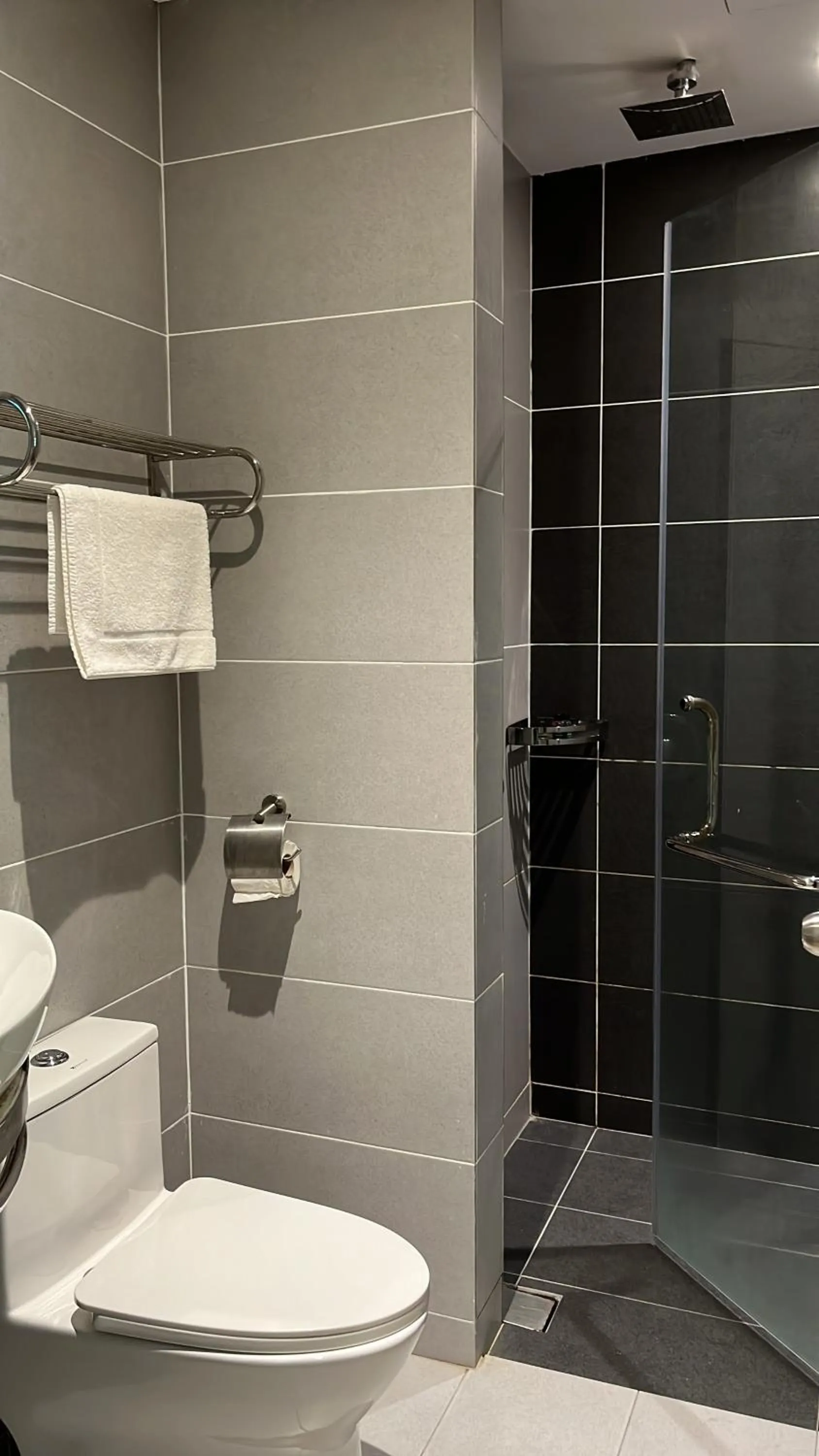 Bathroom in White Lodge