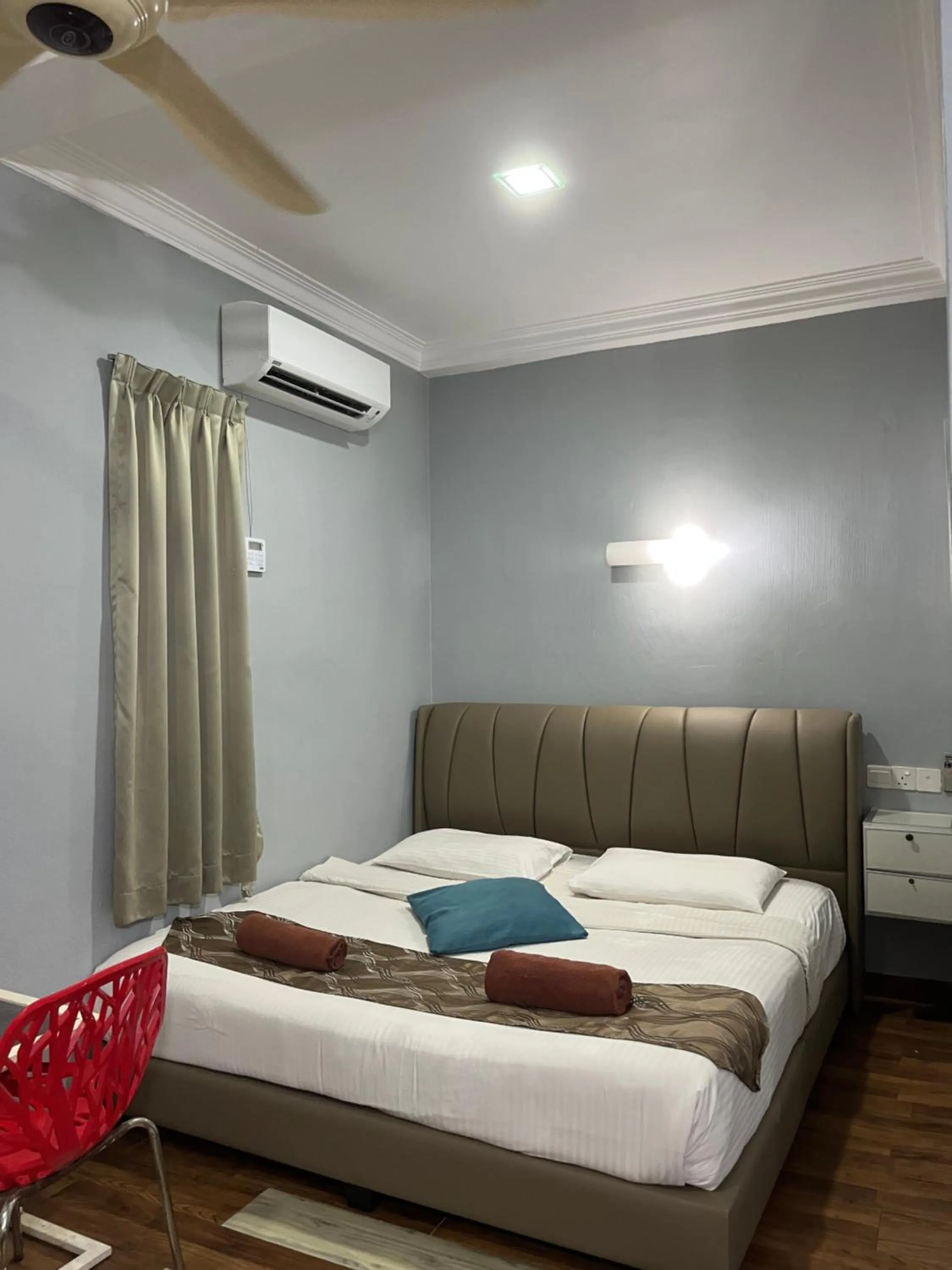 Photo of the whole room, Bed in White Lodge