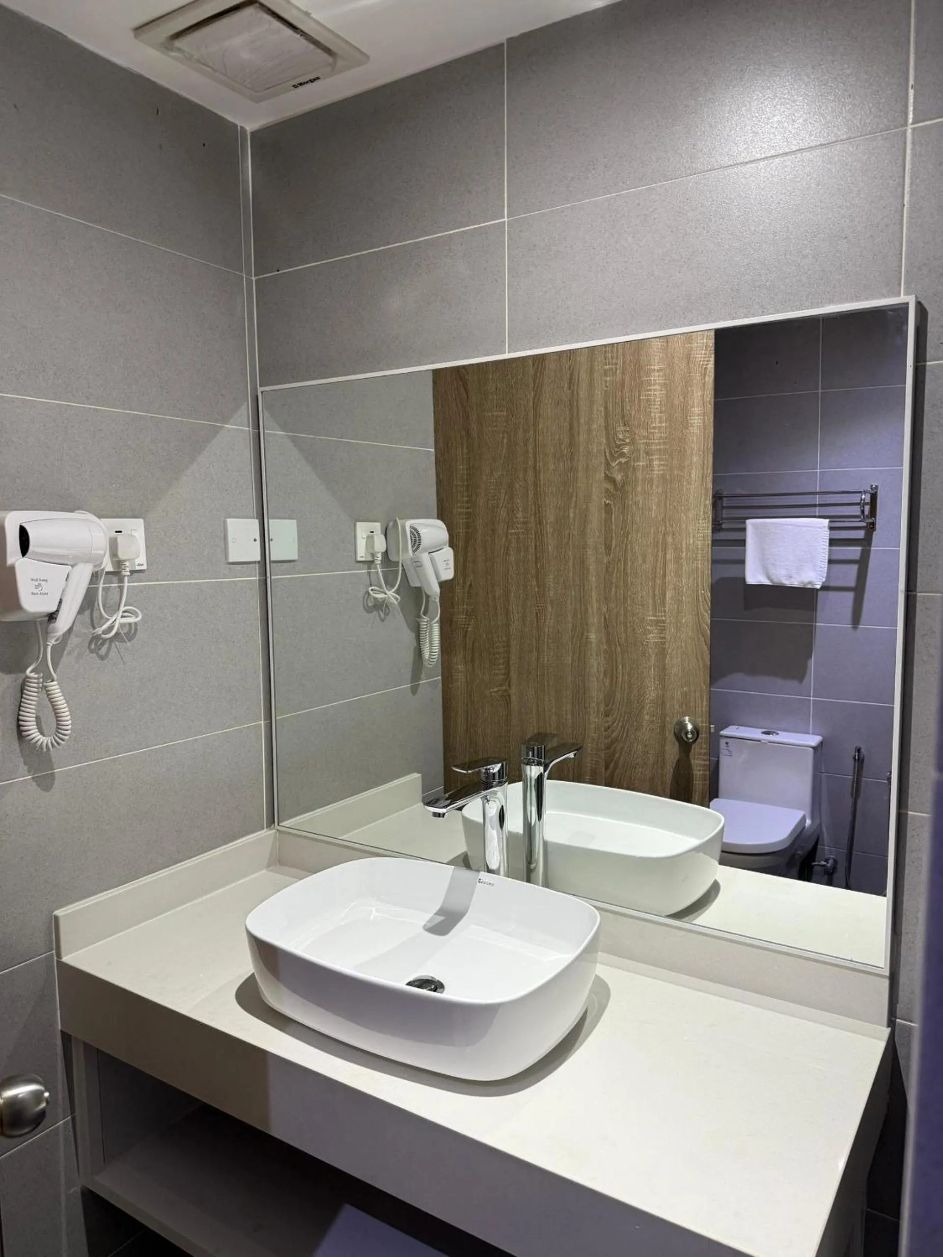 Bathroom in White Lodge