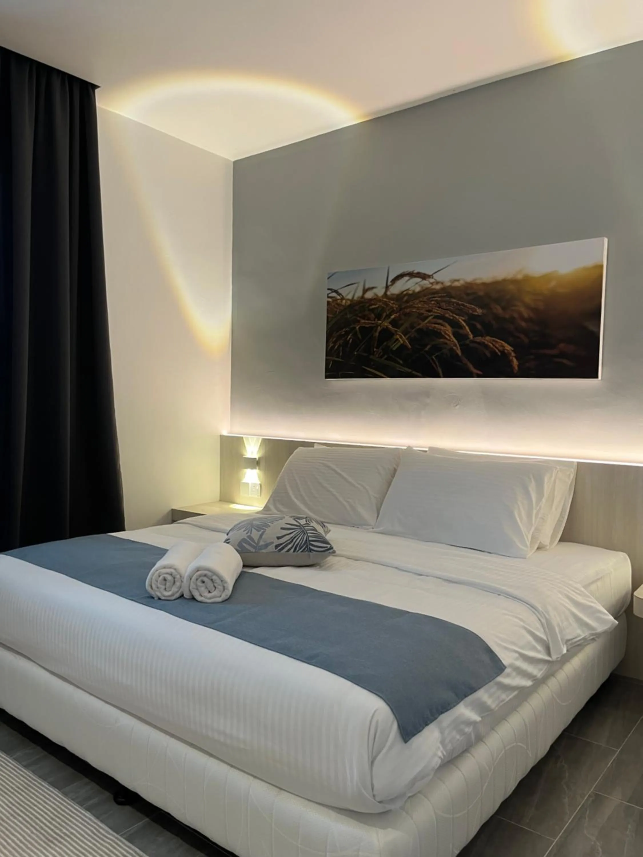 Photo of the whole room, Bed in White Lodge