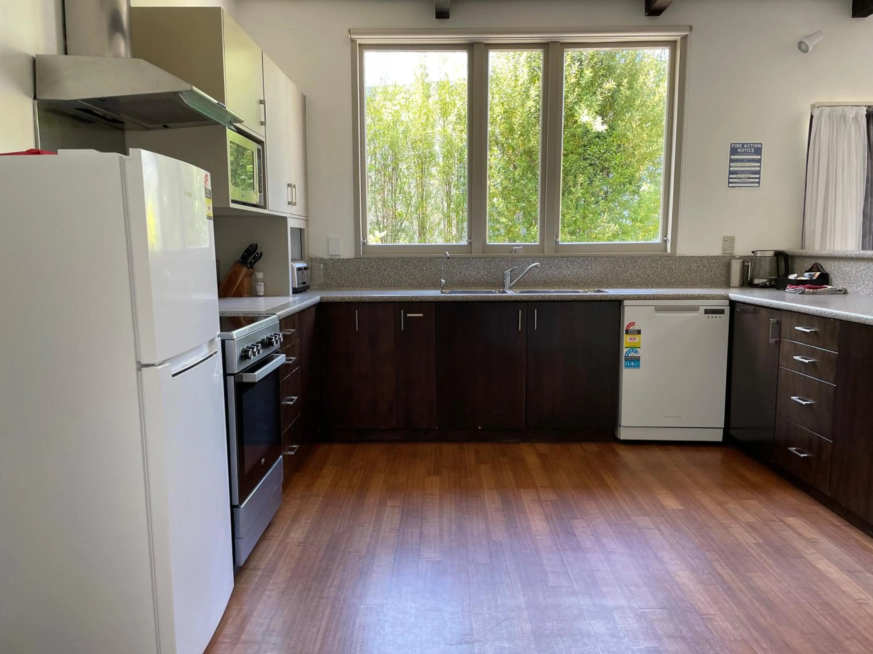 Kitchen or kitchenette in George Street Motel Apartments
