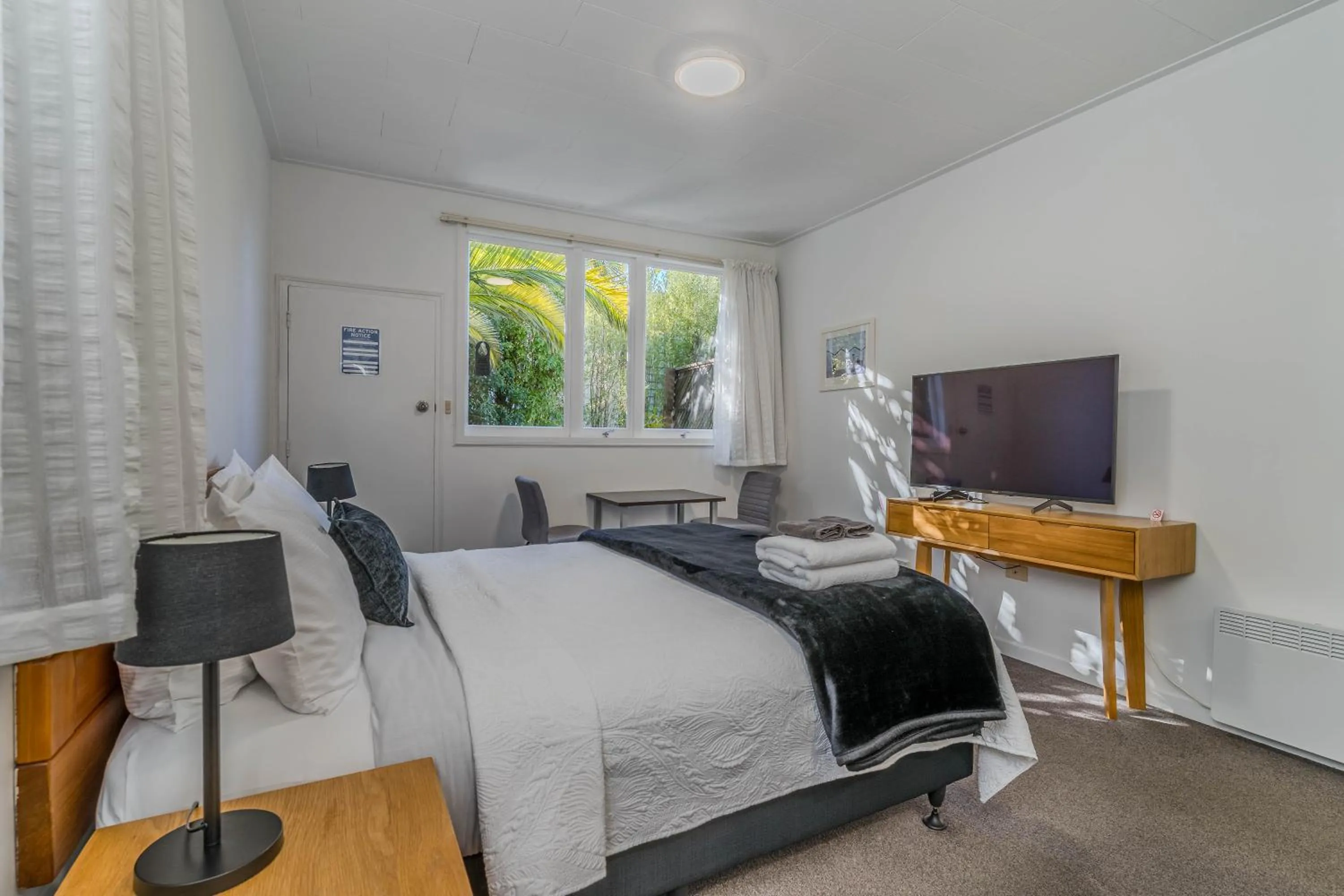 Living room, Bed in George Street Motel Apartments