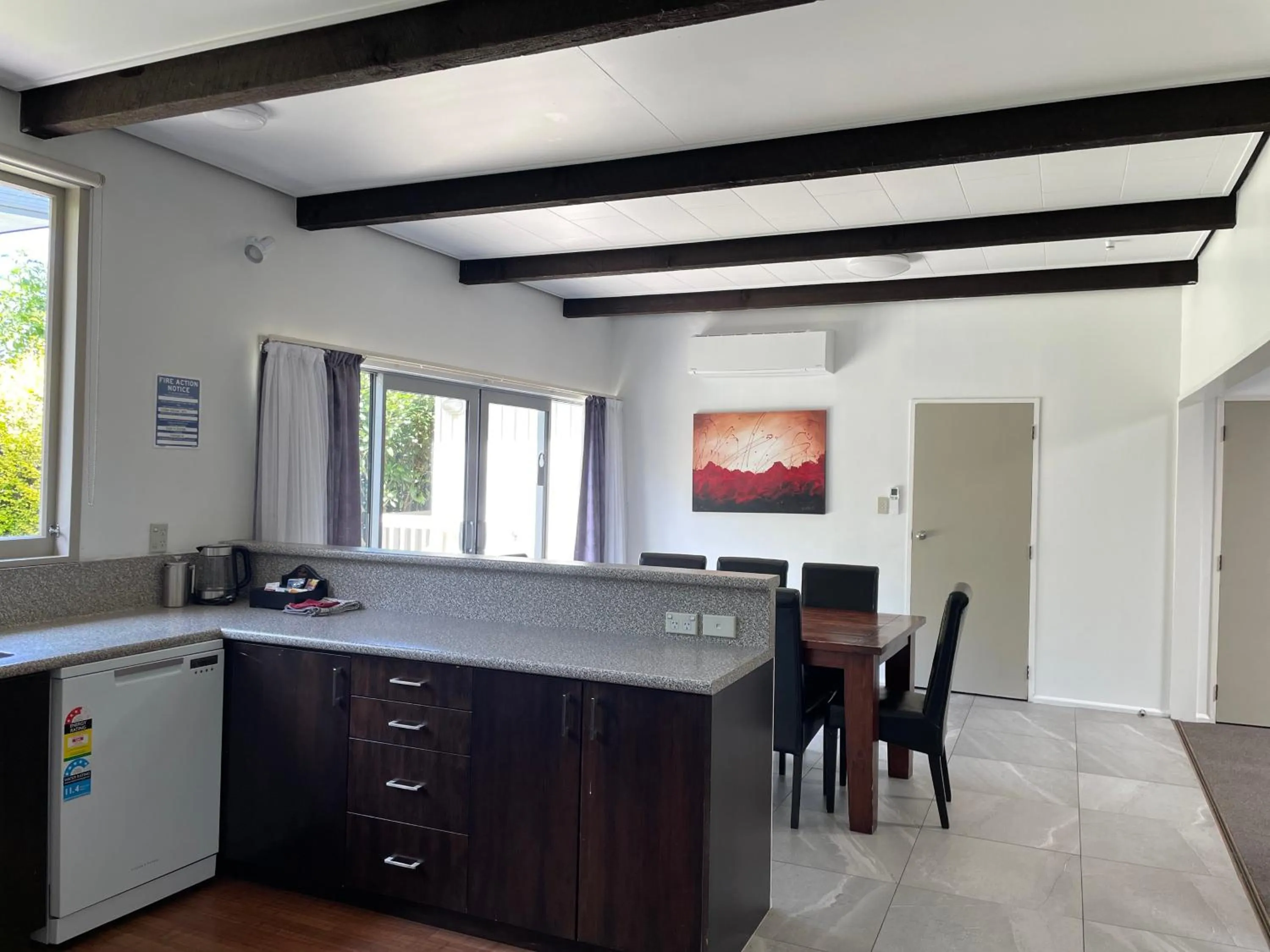 Kitchen or kitchenette in George Street Motel Apartments