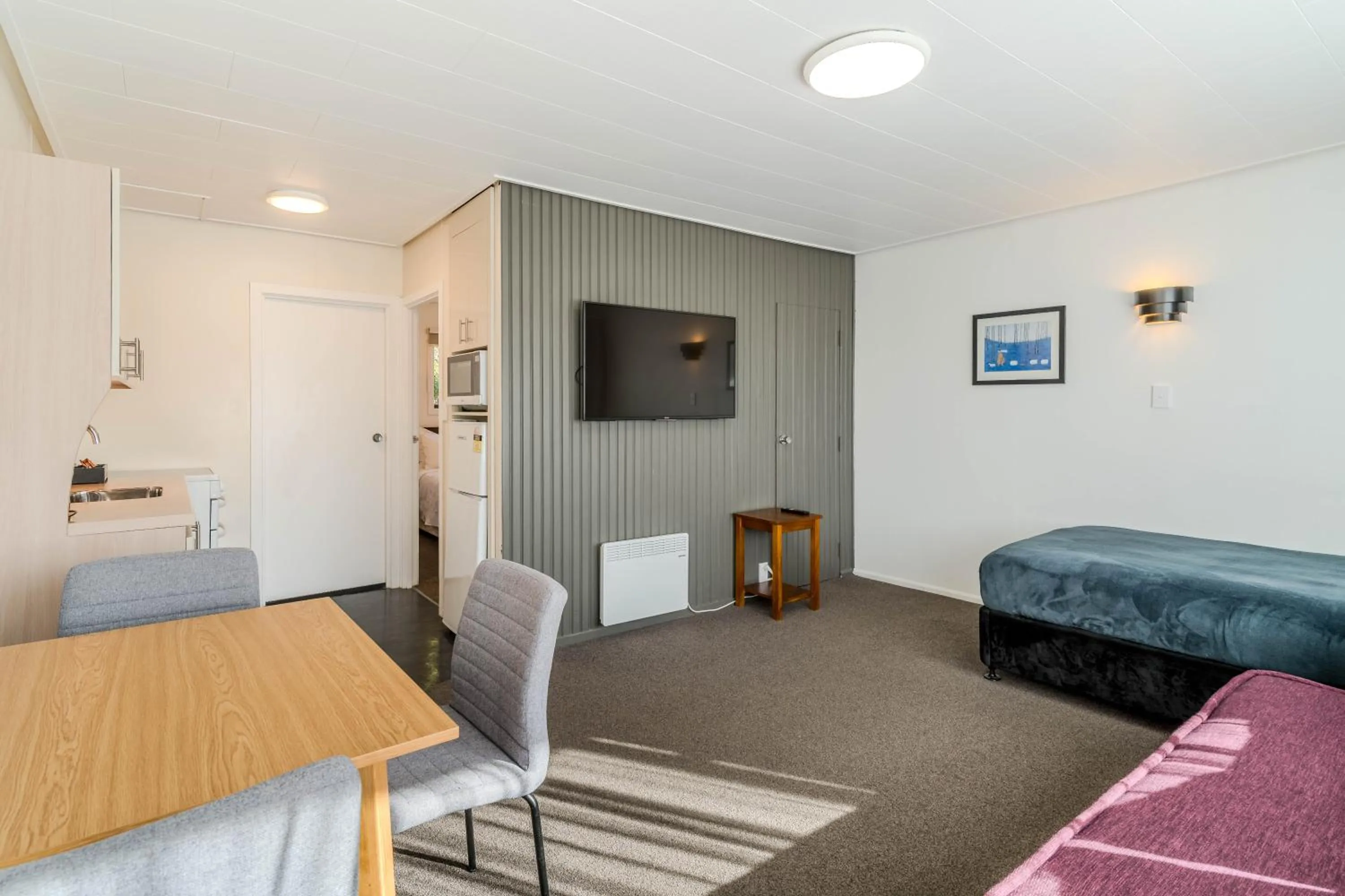 Dining area, Bed in George Street Motel Apartments