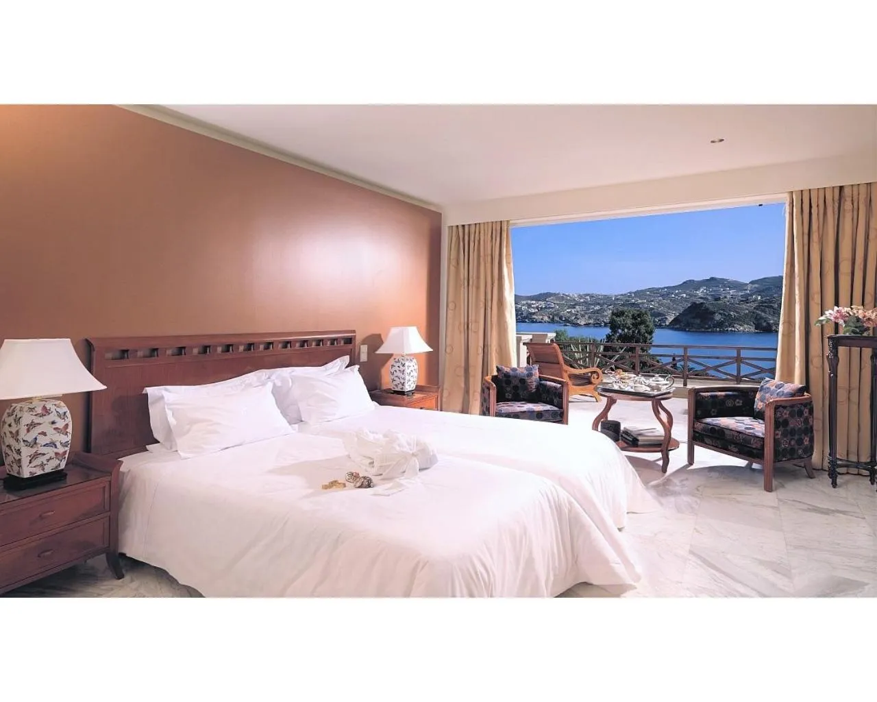 Bed in Out Of The Blue Resort & Spa