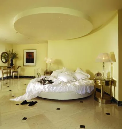 Bed in Out Of The Blue Resort & Spa