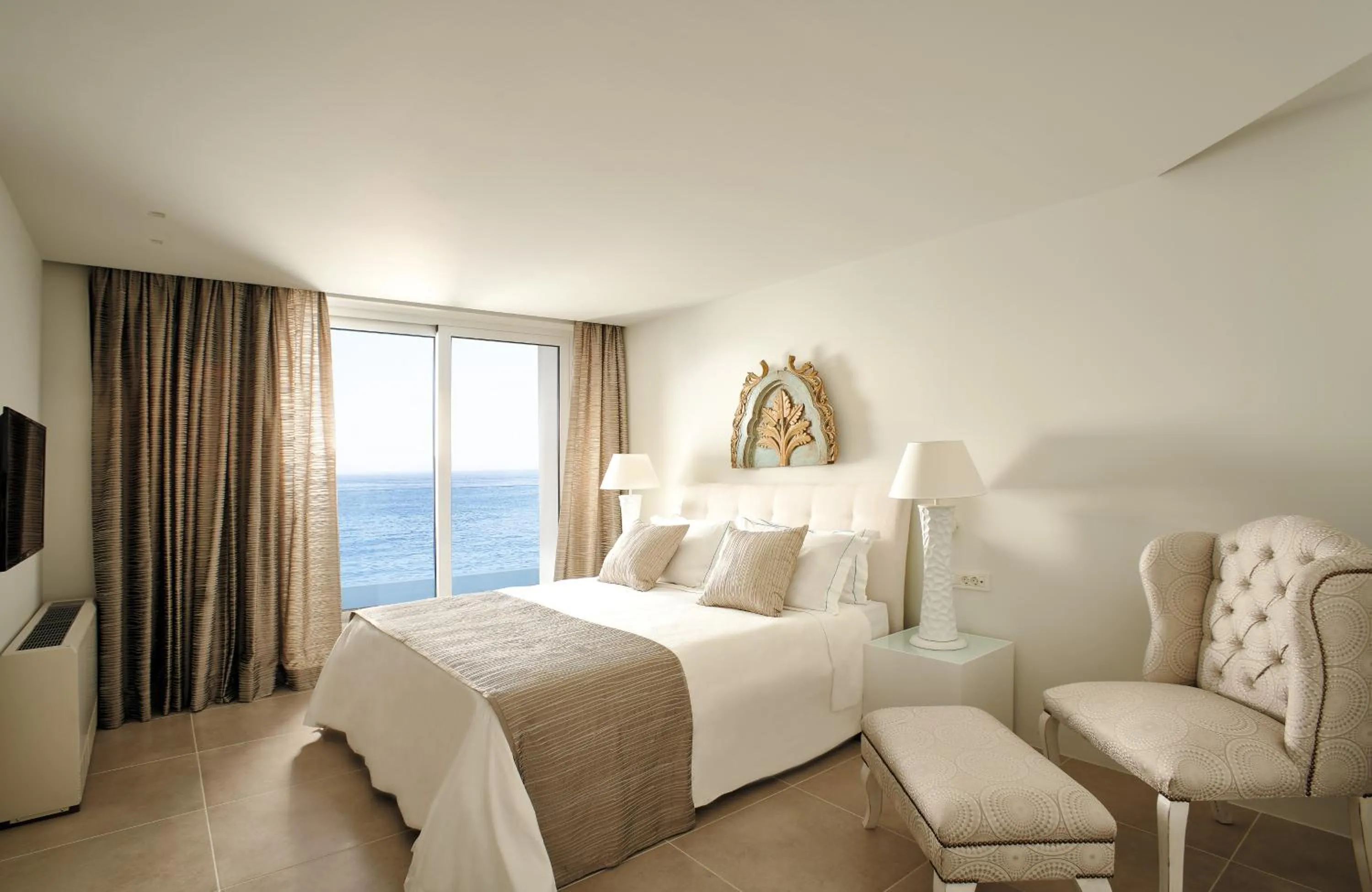 Bed in Out Of The Blue Resort & Spa