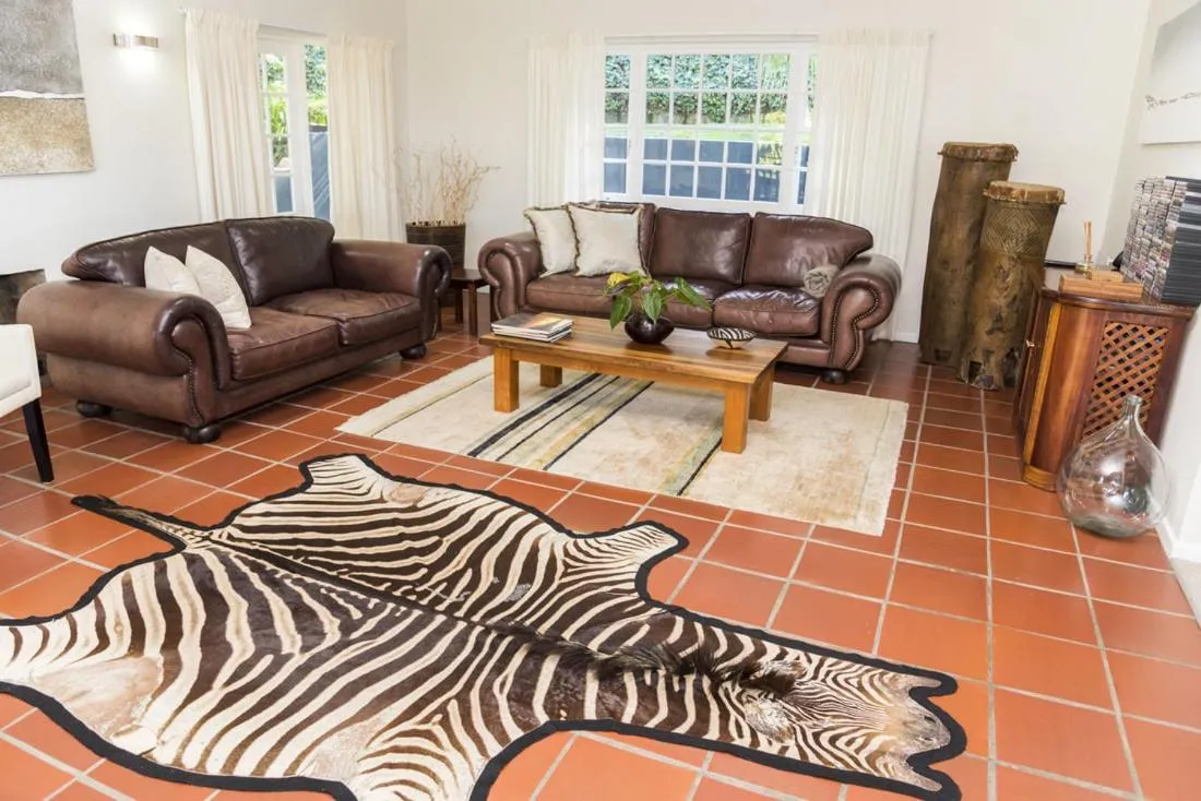 Communal lounge/ TV room in South Villa Guesthouse&Garden