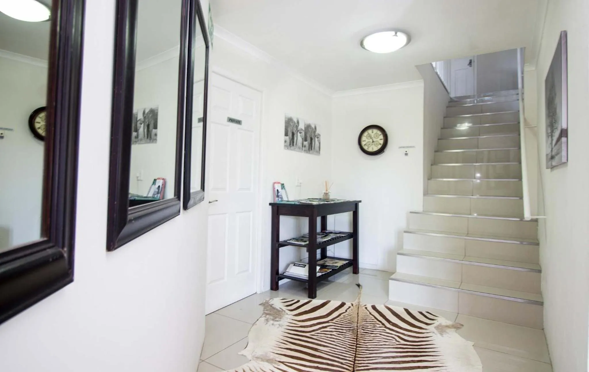 Communal lounge/ TV room in South Villa Guesthouse&Garden