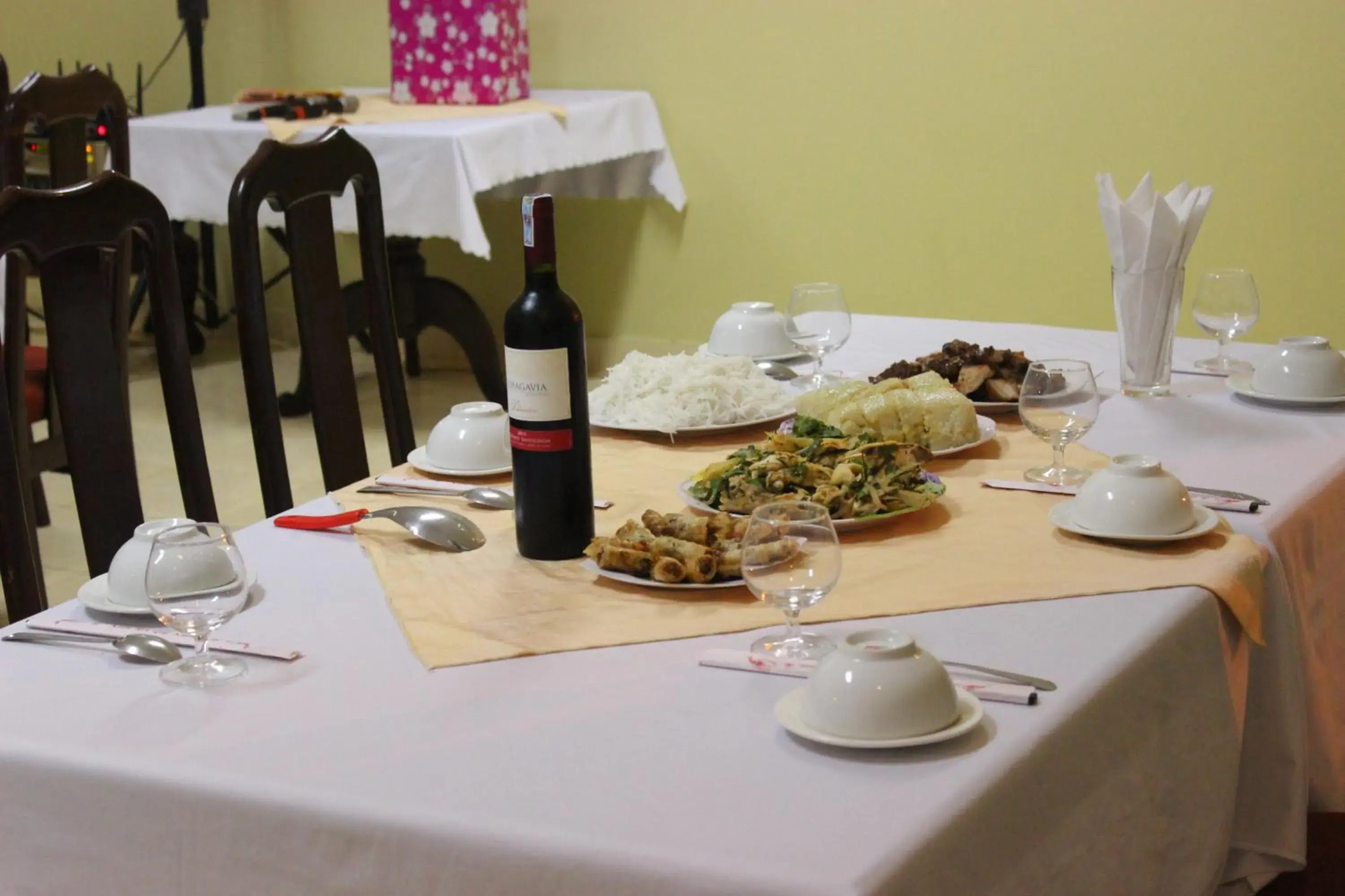 Restaurant/places to eat in Lam Son Hotel Restaurant/places to eat in Lam Son Hotel