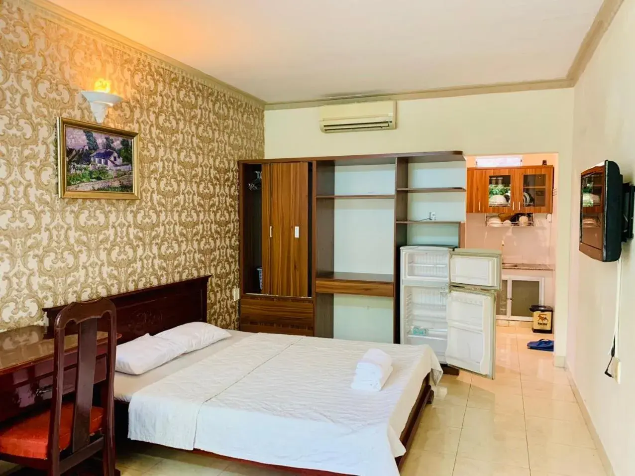 Bedroom, Bed in Lam Son Hotel Bedroom, Bed in Lam Son Hotel