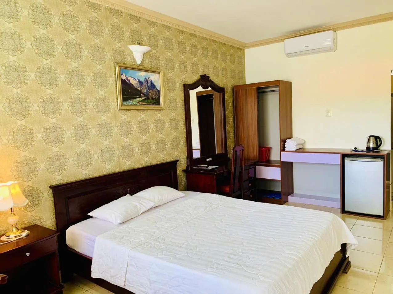 wardrobe, Bed in Lam Son Hotel