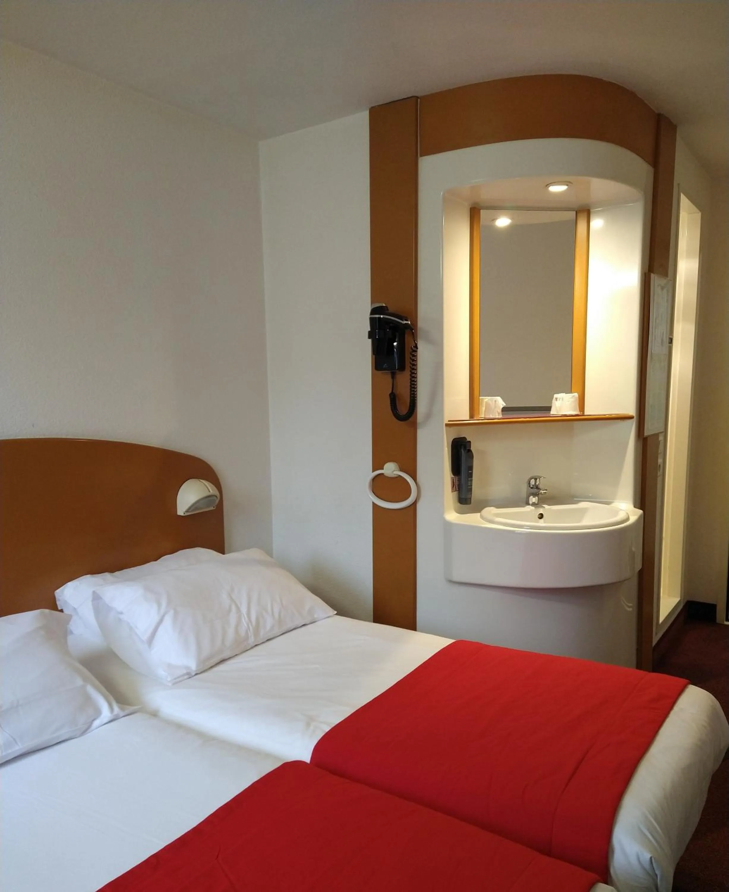 Photo of the whole room, Bed in Quick Palace Le Mans