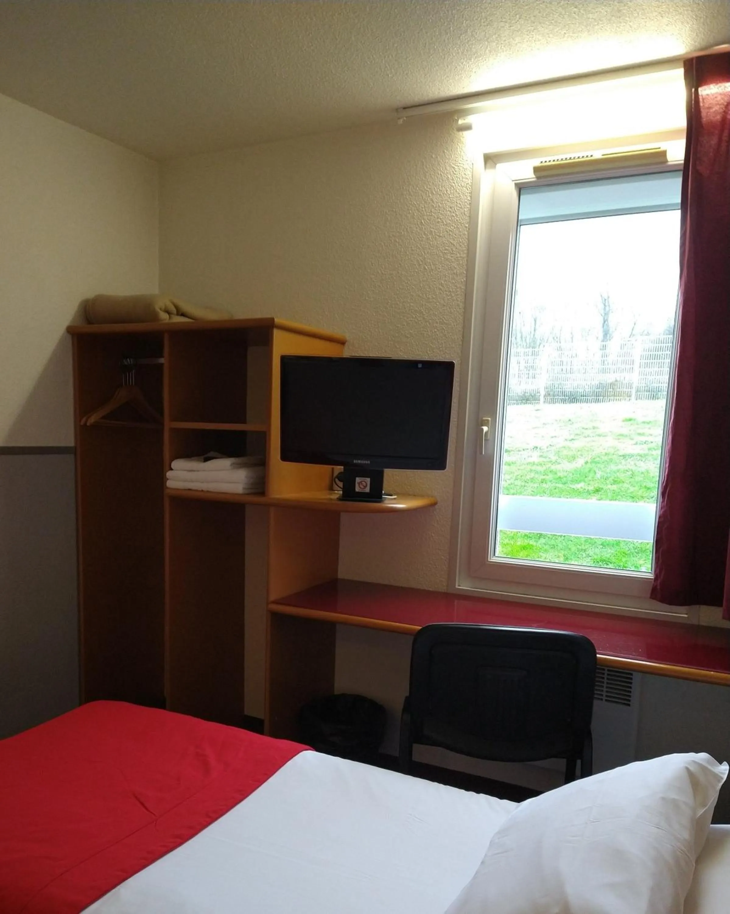 wardrobe, Bed in Quick Palace Le Mans