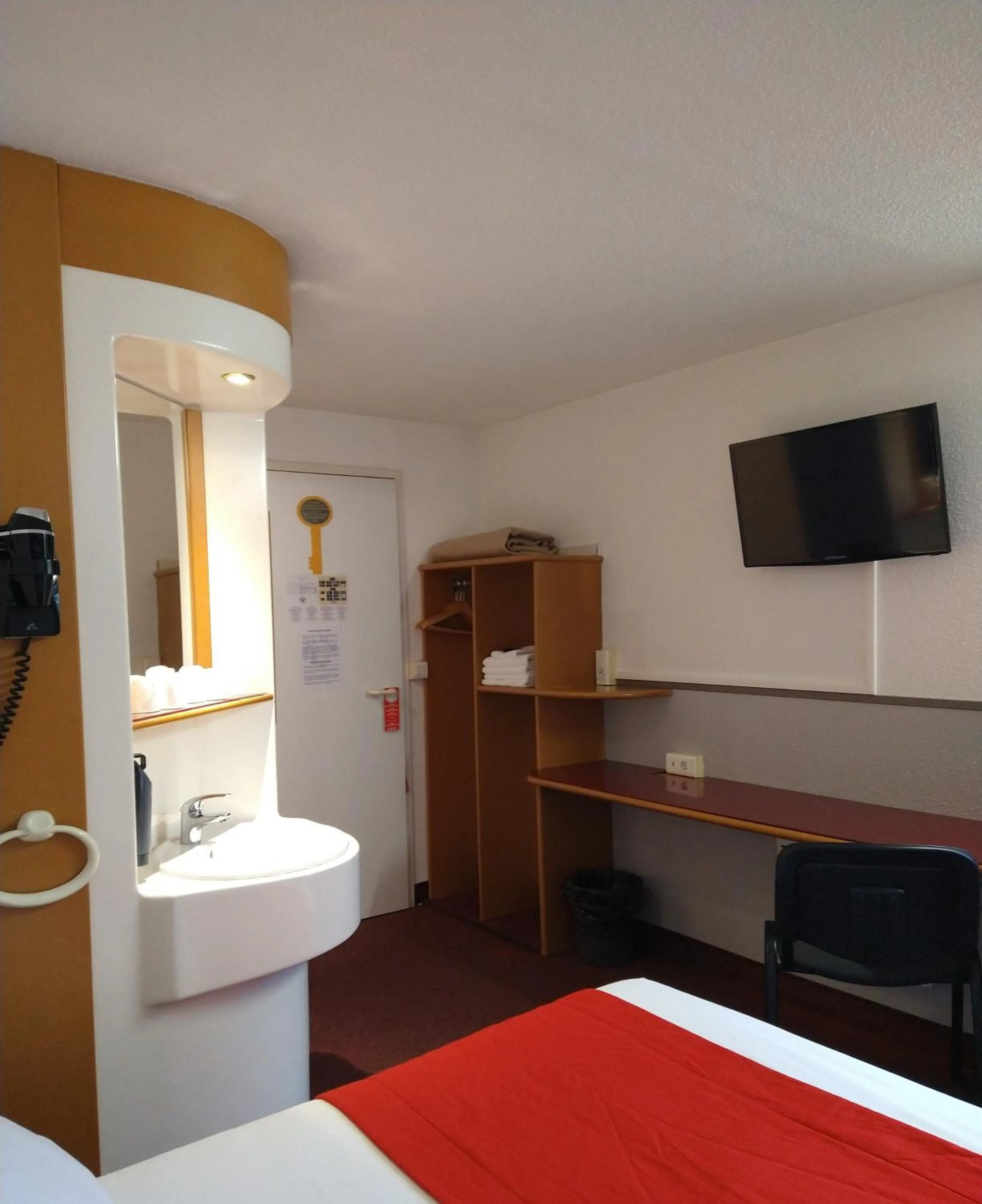 TV and multimedia, Bed in Quick Palace Le Mans