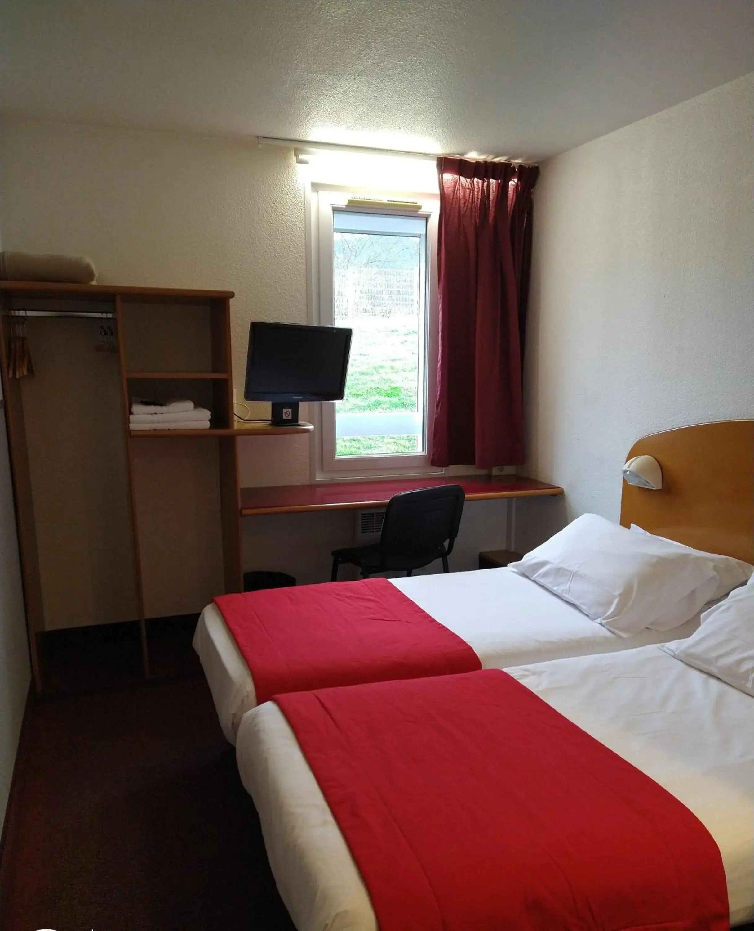 Twin Room in Quick Palace Le Mans Twin Room in Quick Palace Le Mans