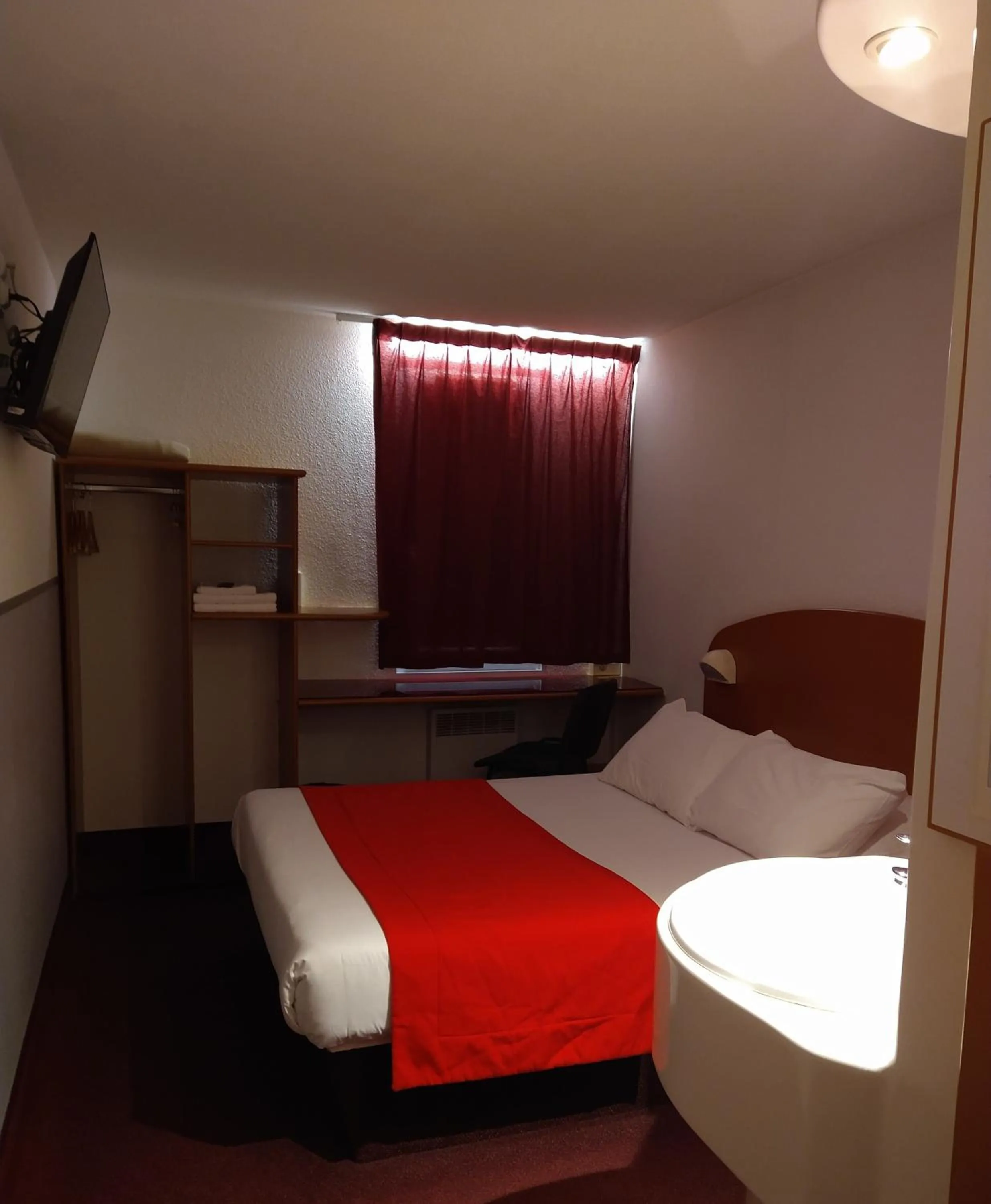 Photo of the whole room, Bed in Quick Palace Le Mans