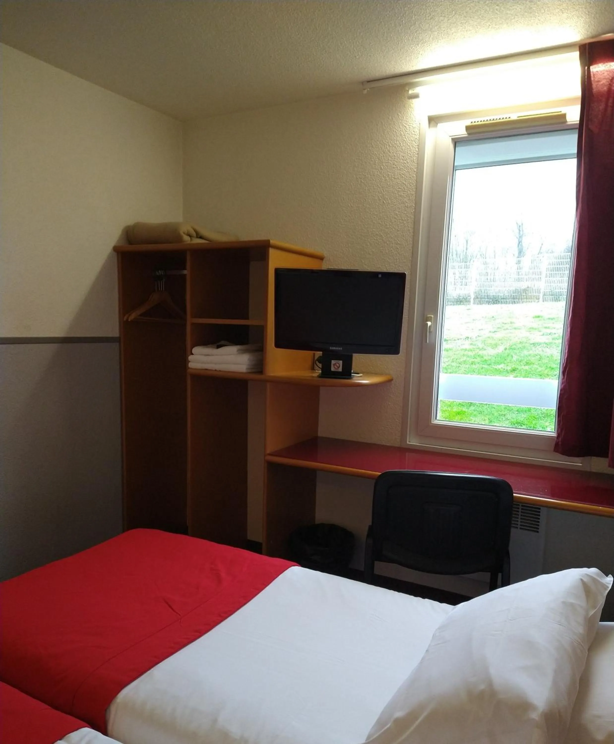 Photo of the whole room, Bed in Quick Palace Le Mans