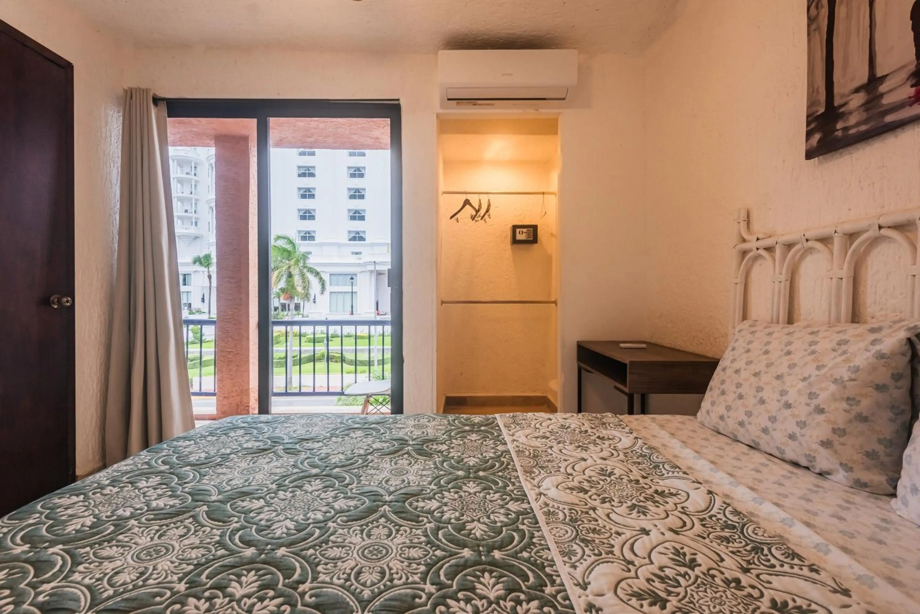 Bed in Cancún Suites Apartments - Hotel Zone