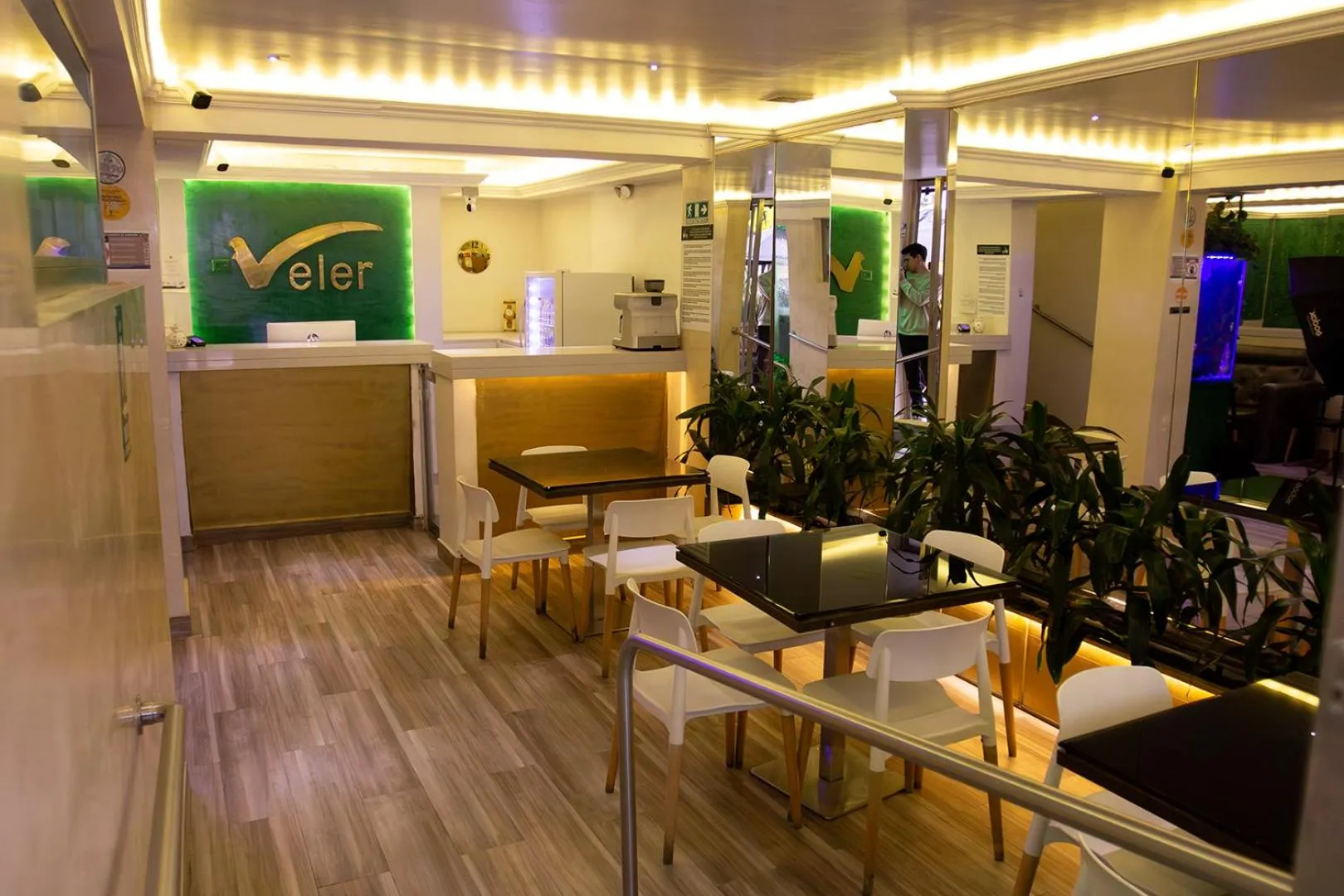 Restaurant/places to eat in Hotel Veler