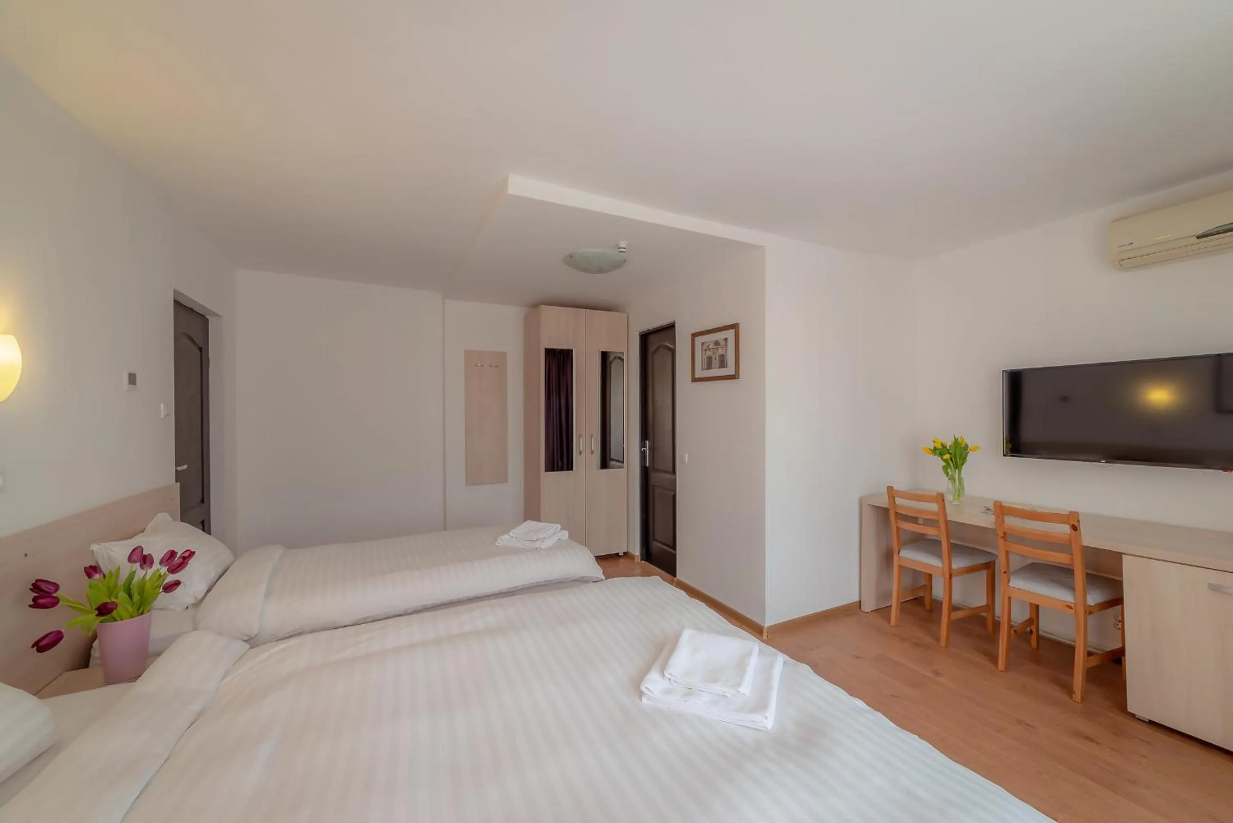 Photo of the whole room, Bed in Pension Cluj