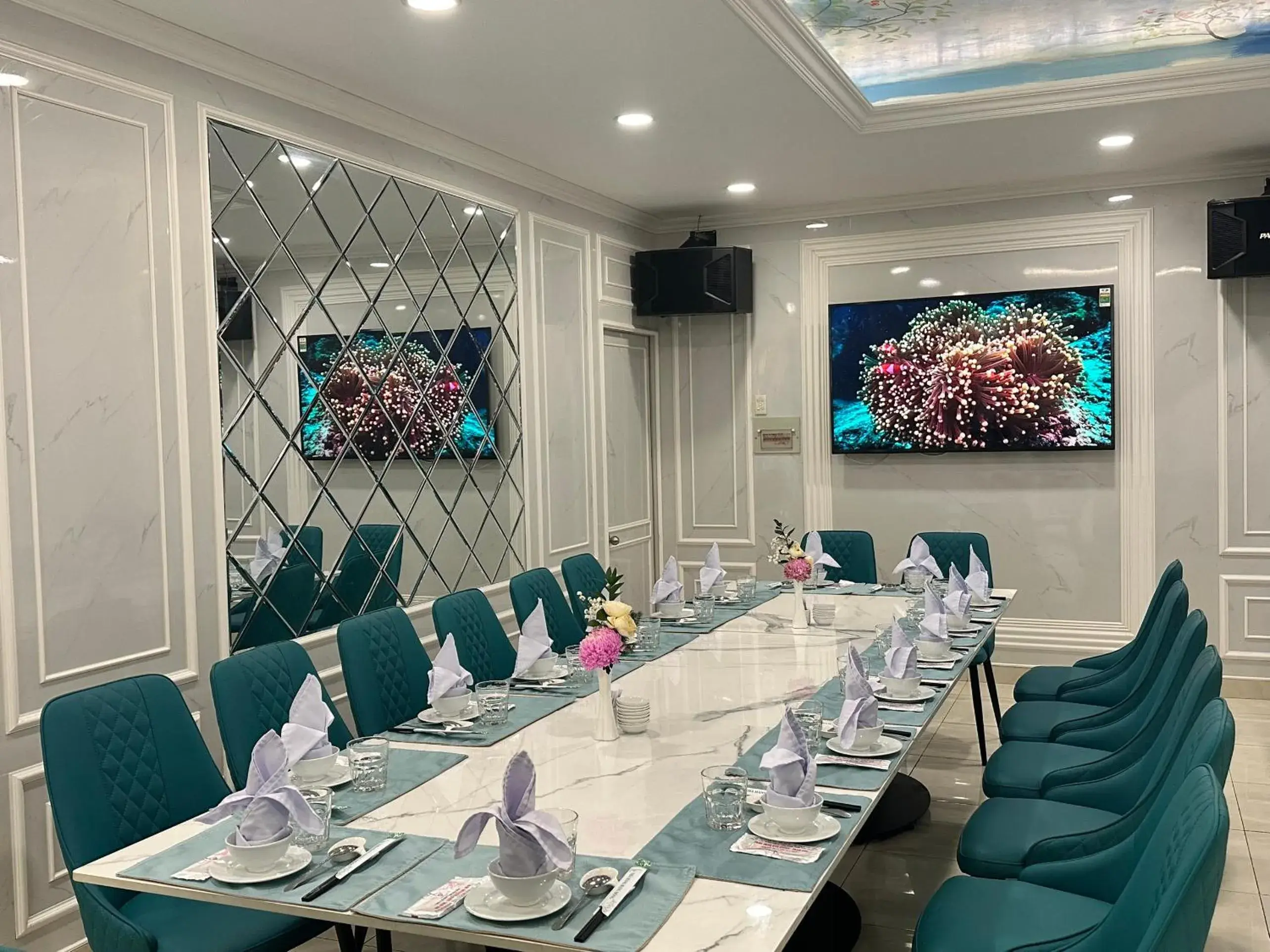 Restaurant/places to eat in Rang Dong Hotel Restaurant/places to eat in Rang Dong Hotel