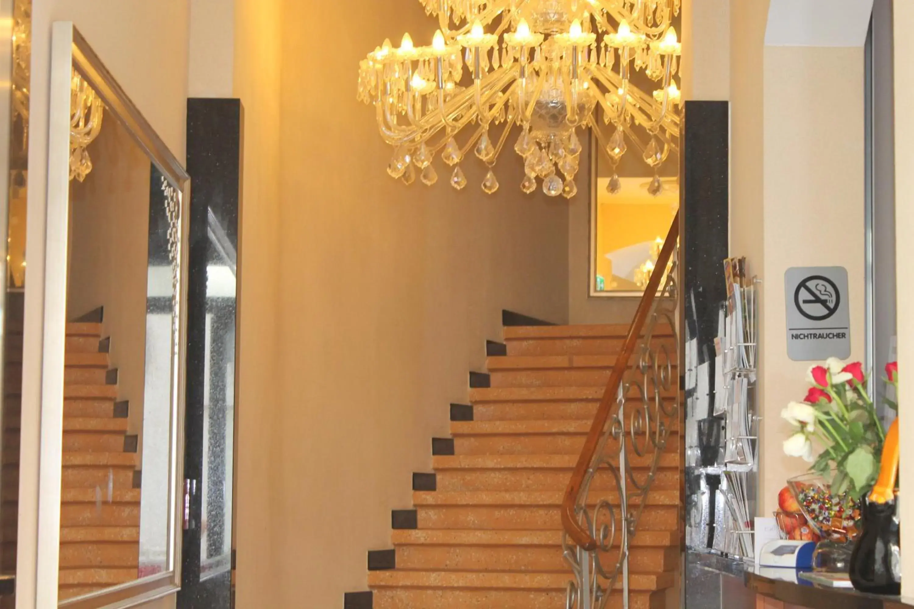 Lobby or reception in Hotel Expo Frankfurt City Centre - Self Check-In Lobby or reception in Hotel Expo Frankfurt City Centre - Self Check-In