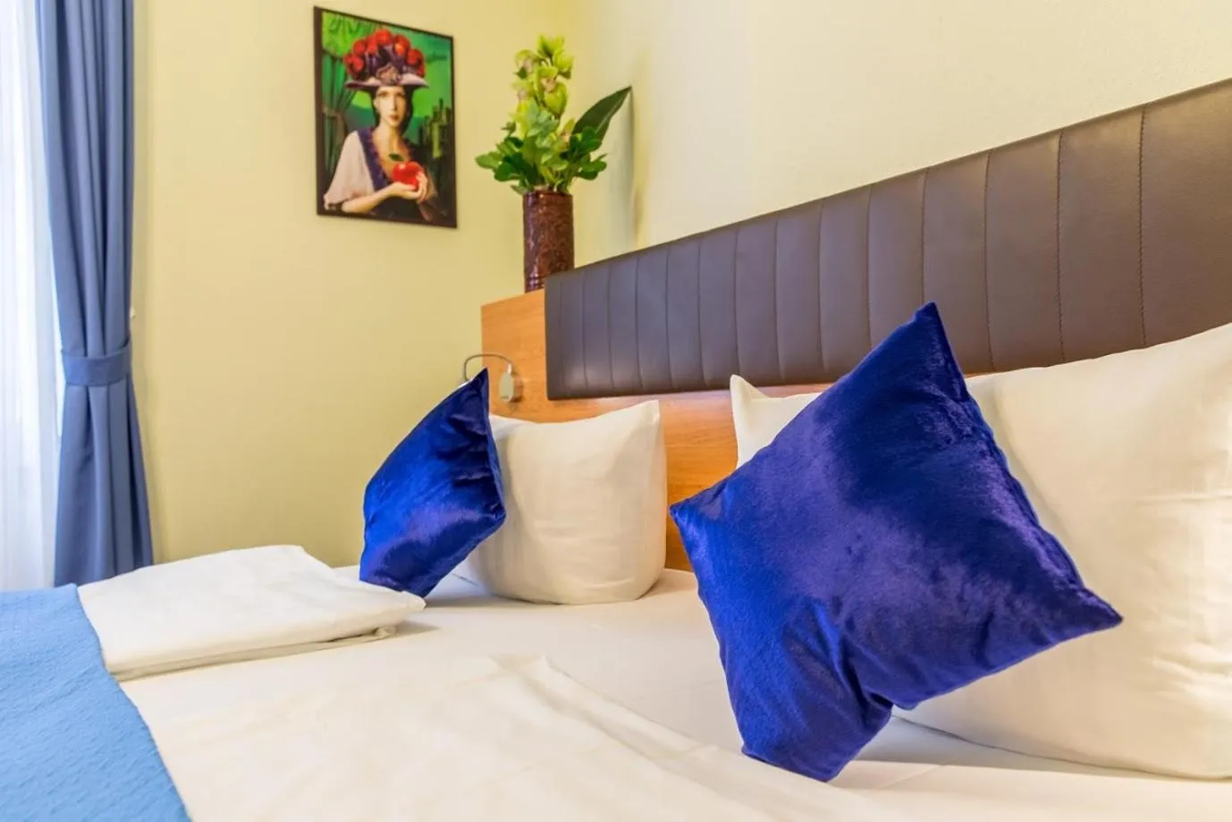 Bed in Hotel Expo Frankfurt City Centre - Self Check-In