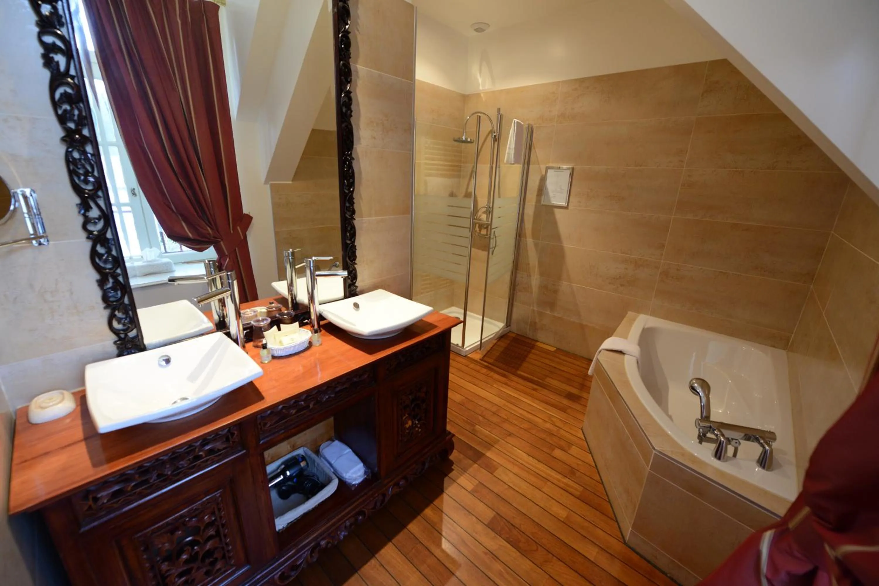 Shower in Chateau Du Boisniard