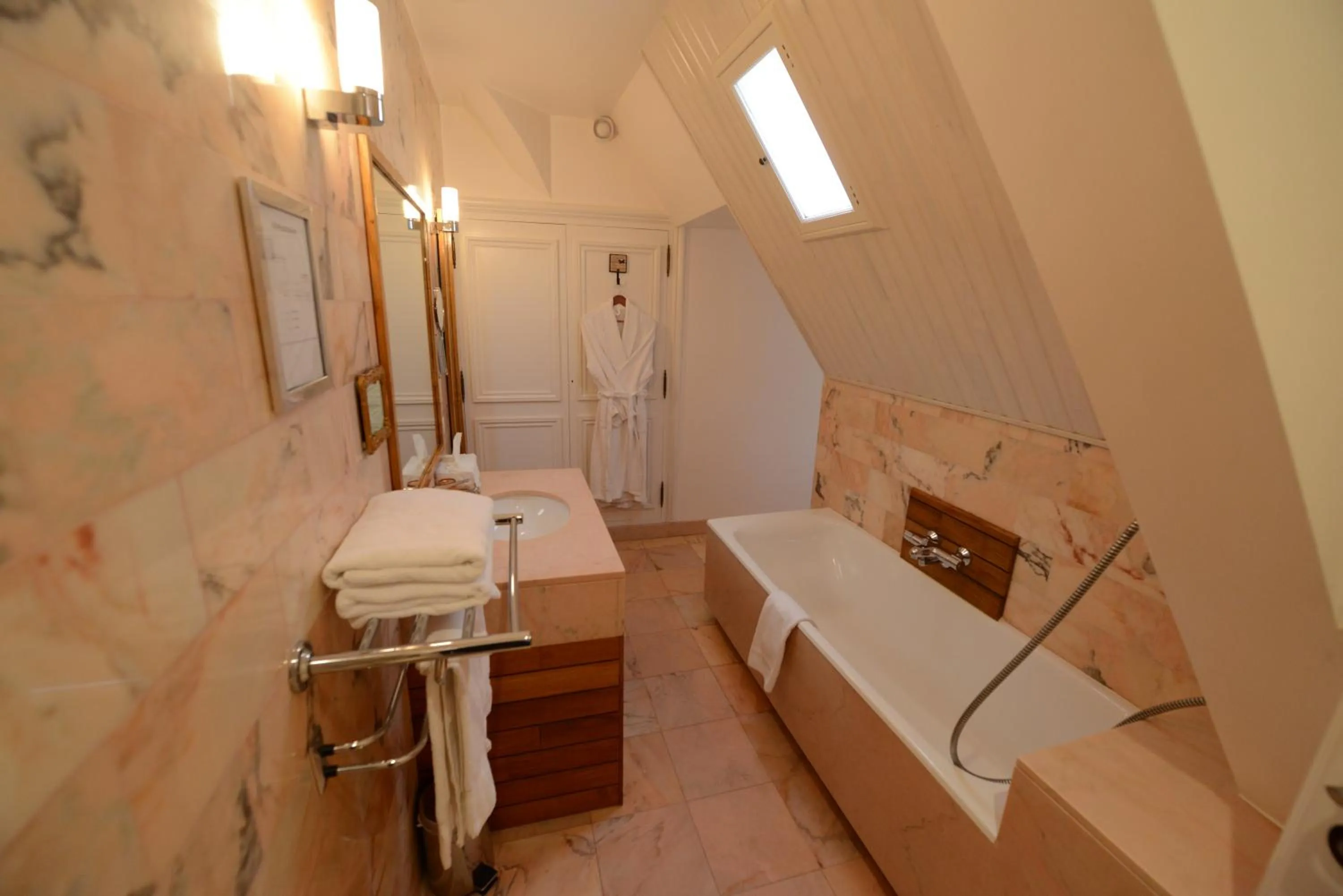Bathroom in Chateau Du Boisniard