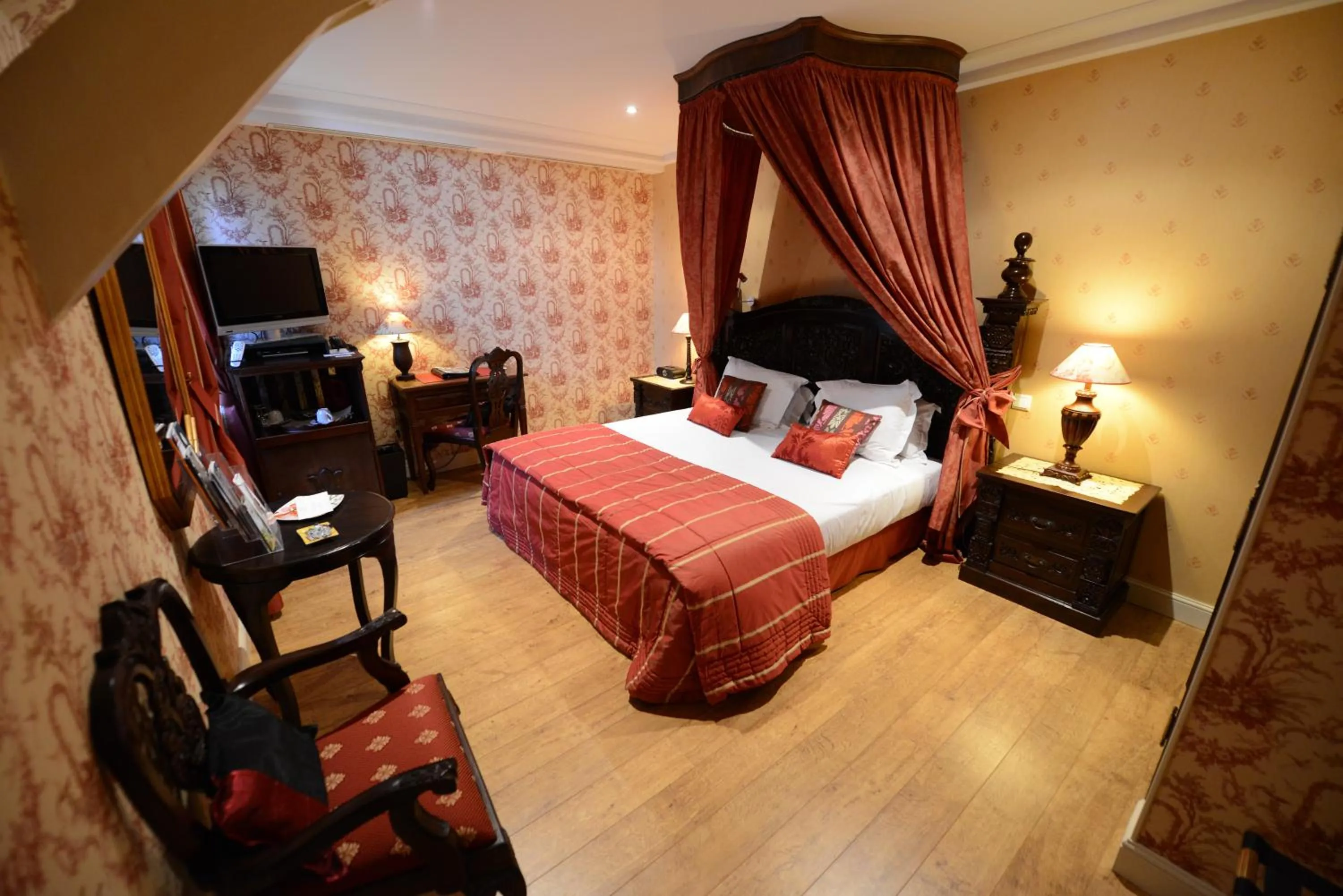 Photo of the whole room, Bed in Chateau Du Boisniard
