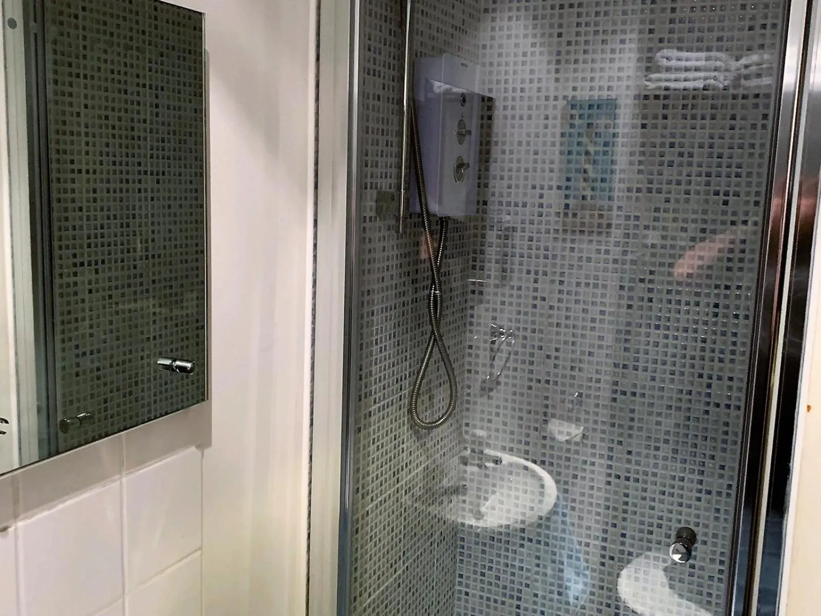 Bathroom in Pew with a View - Seafront Cottages