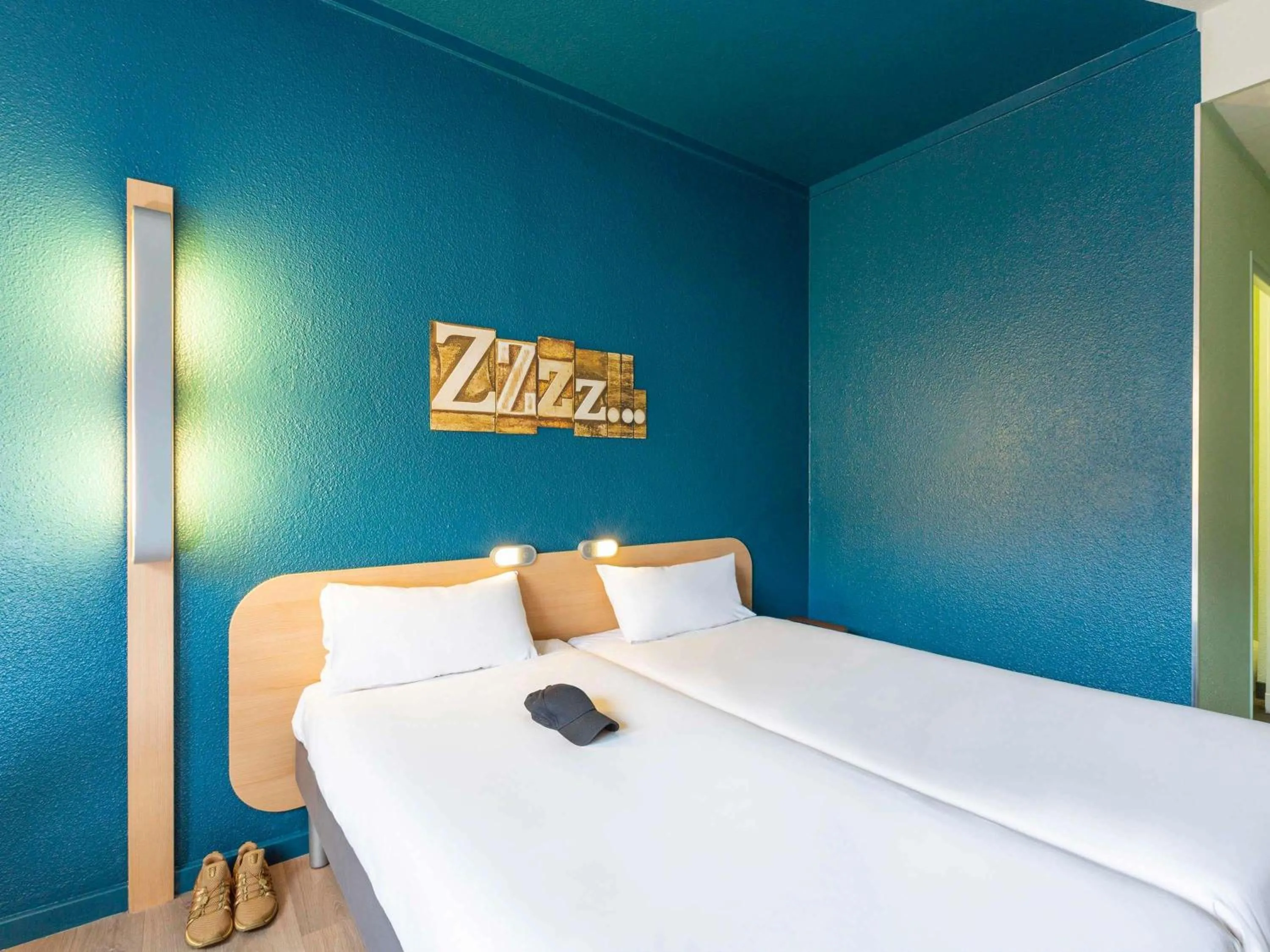 Bedroom, Bed in ibis budget Paris Porte de Pantin