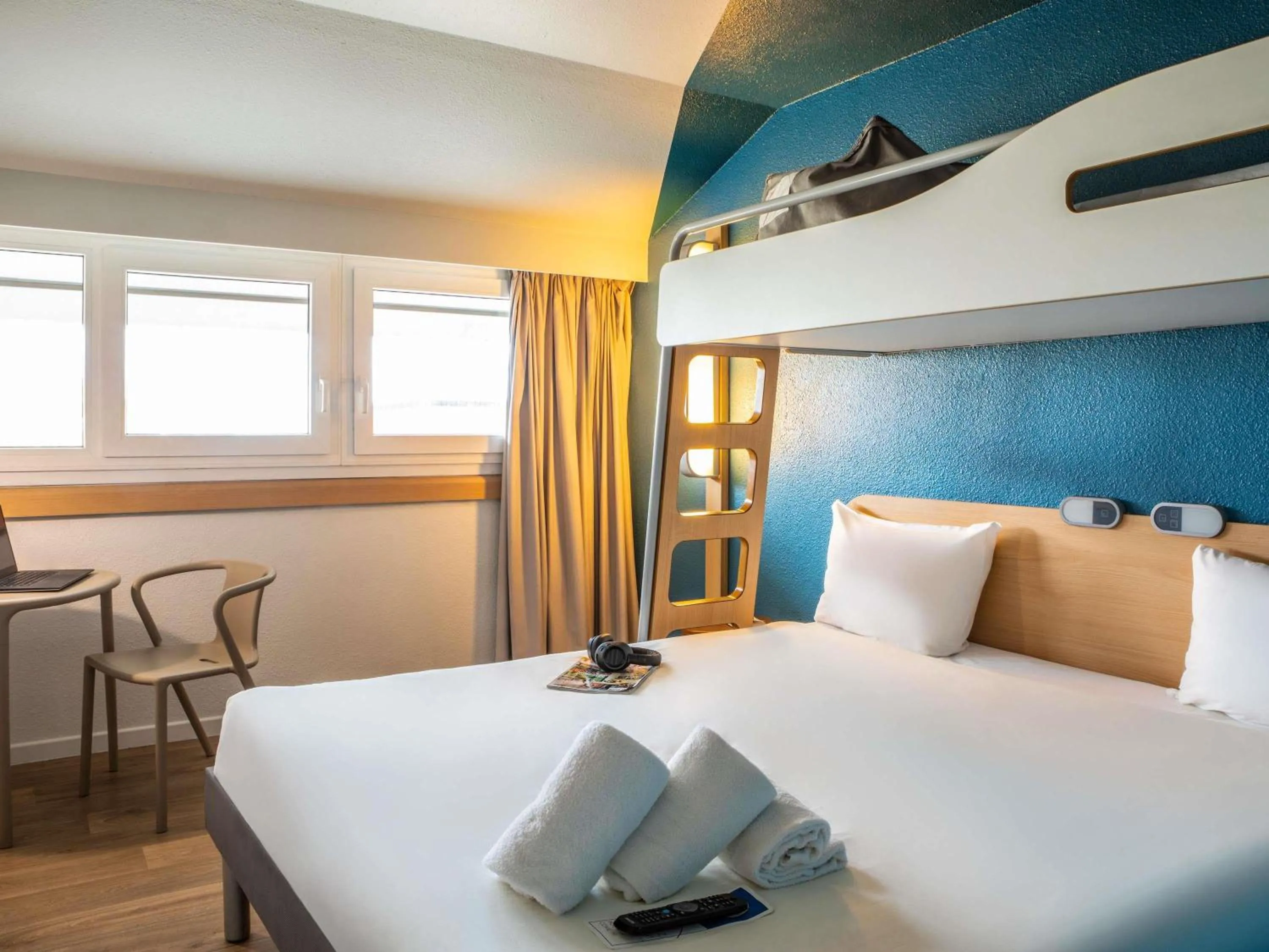 Bedroom, Bed in ibis budget Paris Porte de Pantin