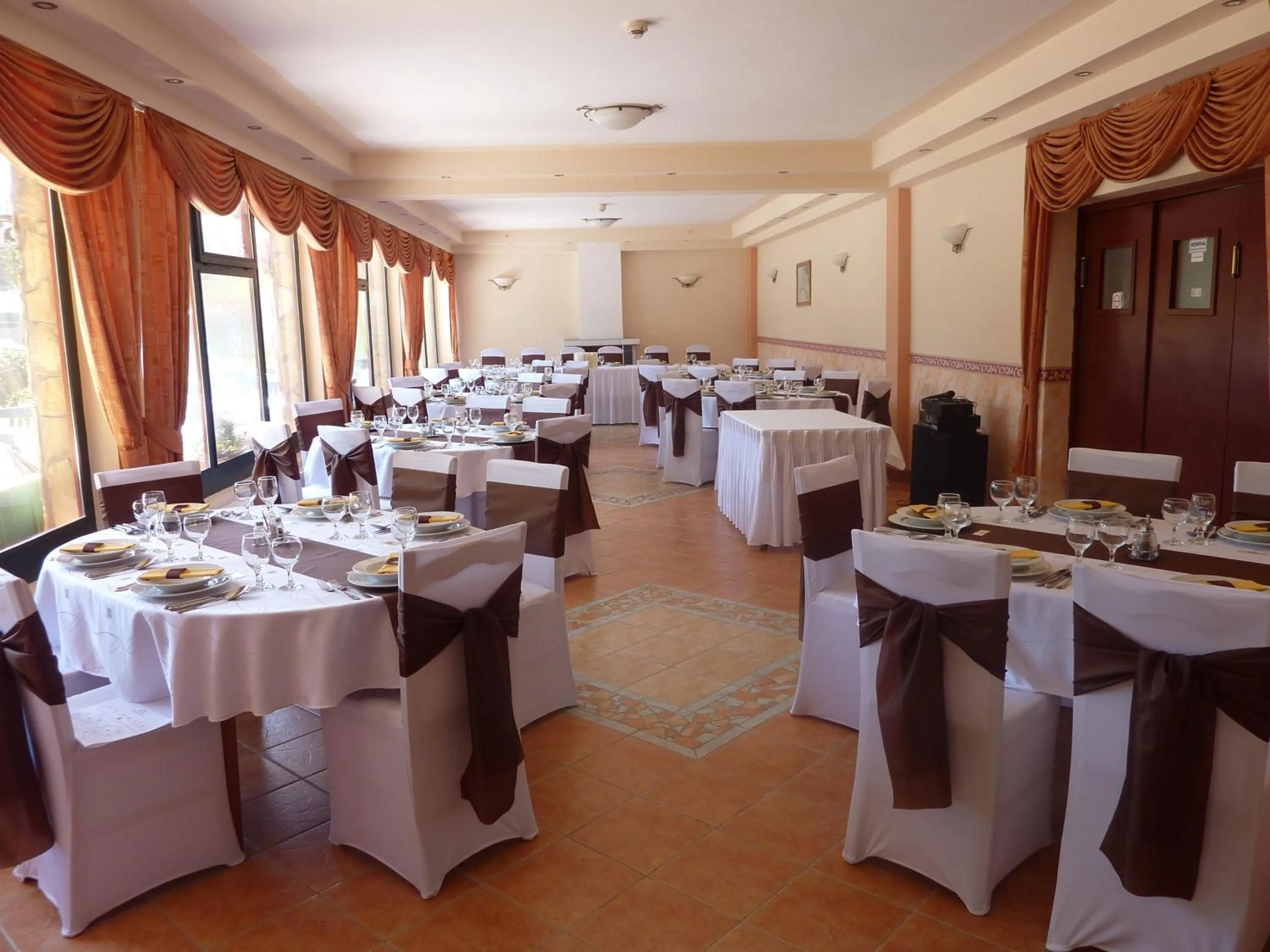 Restaurant/places to eat in Zsanett Hotel